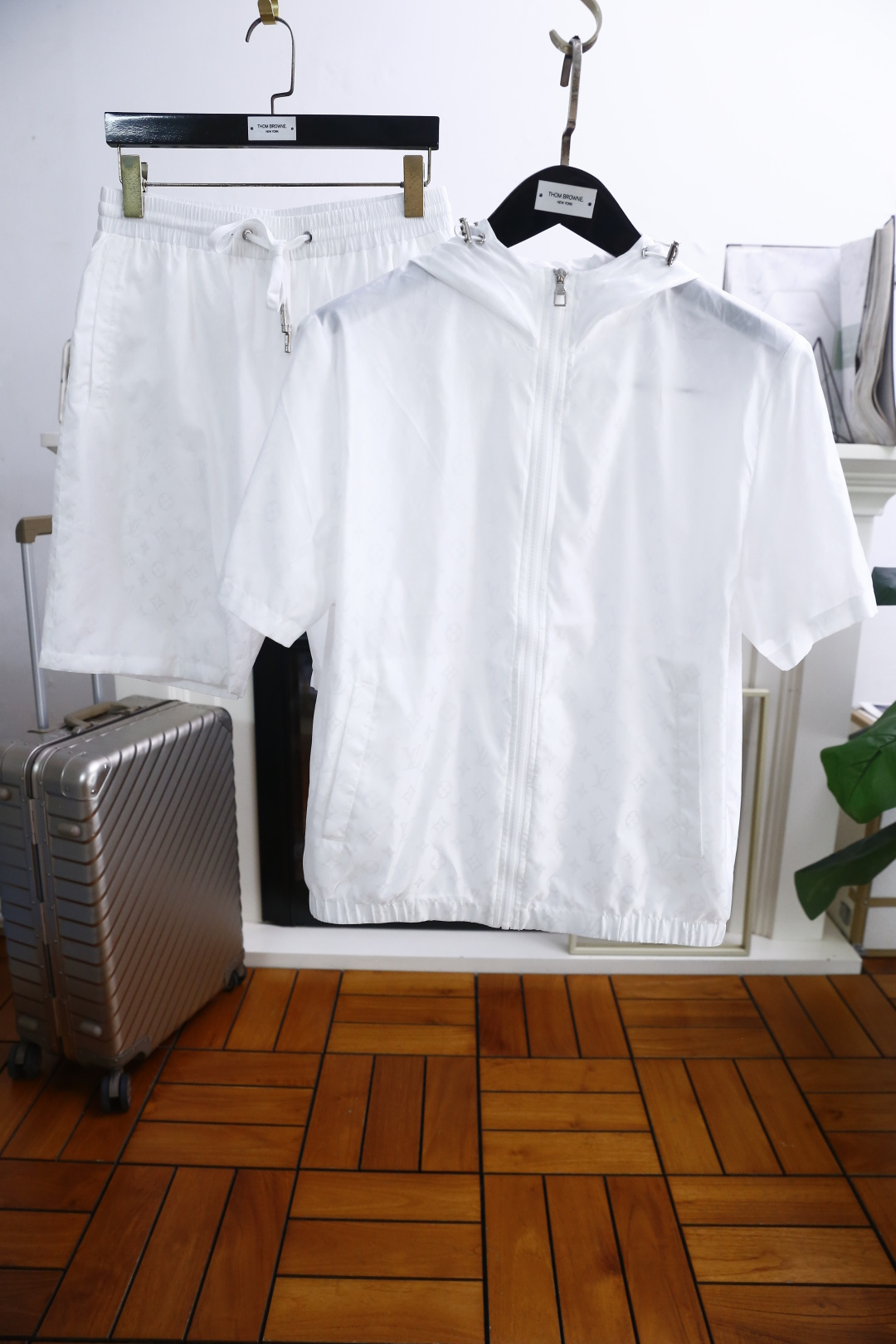 NO:424342,Louis Vuitt*n. New summer style!  Trendy men's must-have quick-drying breathable set classic hooded zipper design!  High-end customization, avant-garde and fashionable design!  The luxury and classic brand logo is matched with comfortable breathable and quick-drying fabric. It feels soft and comfortable to wear. The counter-level exquisite car line is fine. The workmanship is exquisite. The upper body effect is invincible and handsome!  A must-have item for handsome men!  Counter size M-3XL, shipped the next day!  , louis vuitton,louis vuitton,hats,alexander wang19860909路易威*/Louis Vuitt*n. 夏季新款！潮男必备速干透气套装经典连帽拉链设计！高端订制 设计前卫时尚！奢华经典品牌logo搭配采用舒适透气速干面料.手感柔软.穿着舒适.专柜级别精致车线.做工精细.上身效果无敌帅气！型男必备单品！专柜尺码M-3XL,隔天出货！,,louis vuitton,louis vuitton,hats,alexander wang,Men's clothing