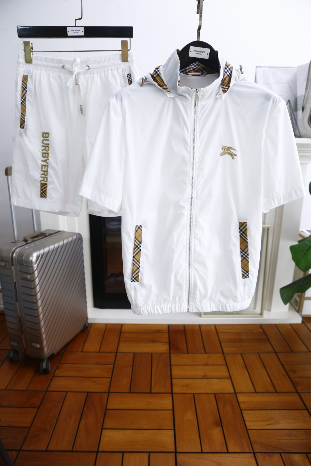 NO:424364,Burbe*ry. 25 new summer fashion classic hooded suit!  Classic zipper design!  The hat is removable!  High-end customization, avant-garde and fashionable design!  The luxury classic brand war horse letter logo is matched with comfortable breathable and quick-drying fabric. It feels soft and comfortable to wear. The counter-level exquisite car line is fine. The workmanship is exquisite. The upper body effect is invincible and handsome!  A must-have item for handsome men!  Counter size M-3XL, shipped the next day!  ,burberry,burberry,hats,alexander wang19860909巴宝丽/Burbe*ry. 25夏季新品时尚经典连帽套装！经典拉链设计！帽子可拆！高端订制 设计前卫时尚！奢华经典品牌战马字母logo搭配采用舒适透气速干面料.手感柔软.穿着舒适.专柜级别精致车线.做工精细.上身效果无敌帅气！型男必备单品！专柜尺码M-3XL,隔天出货！,,burberry,burberry,hats,alexander wang,Men's clothing