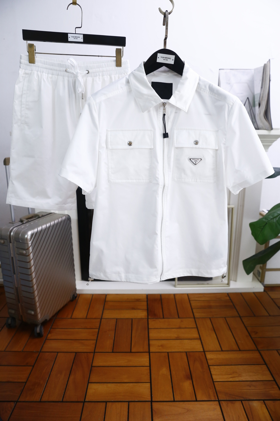 NO:424352,Pula*/Pr*da. New summer fashion men's lapel zipper set!  Luxury brand double pocket triangle letter LOGO design!  It uses comfortable and breathable fabric, soft feel, comfortable to wear, and fine workmanship. The upper body effect is invincible and handsome, and it is a must-have item for trendy men!  Counter code M-3XL, shipped the next day!  ,prada,alexander wang19860909普拉*/Pr*da. 夏季新款时尚男士翻领拉链套装！奢华品牌双口袋三角标字母LOGO设计！采用舒适透气面料,手感柔软,穿着舒适,做工精细.上身效果无敌帅气,潮男必备单品！专柜码数M-3XL,隔天出货！,,prada,alexander wang,Men's clothing