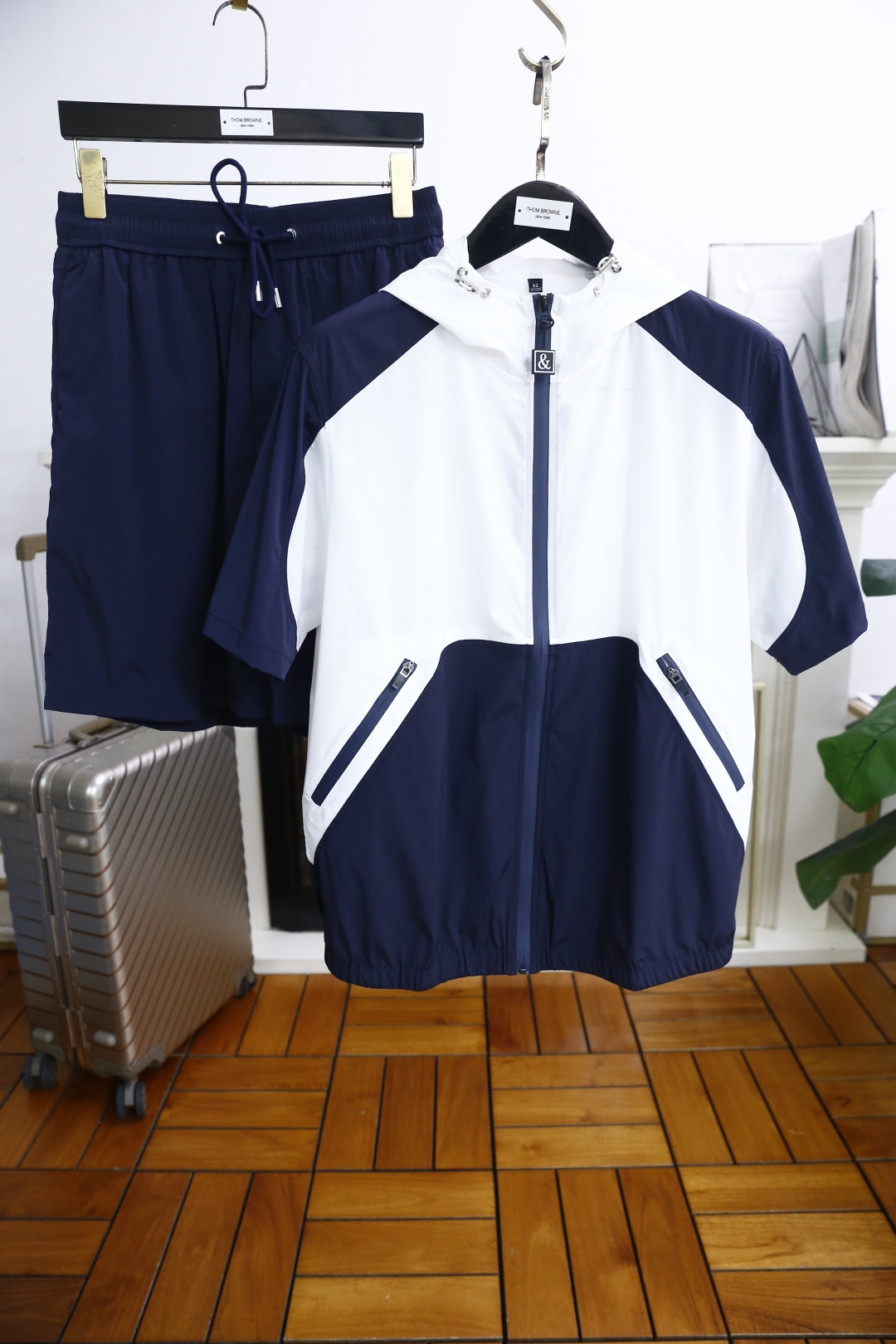 NO:424375,Dolce & Gabbana. New summer style!  Fashionable hooded men's quick-drying suit!  Classic zipper design!  High-end customization, avant-garde and fashionable design!  The luxurious and classic brand elements are matched with comfortable, breathable and quick-drying fabrics. They feel soft and comfortable to wear. The counter-level exquisite car line is fine. The workmanship is exquisite. The upper body effect is invincible and handsome!  A must-have item for handsome men!  Counter size M-3XL, shipped the next day!  ,Dolce & Gabbana,Dolce & Gabbana,hats,alexander wang19860909杜嘉班纳/Dolce & Gabbana. 夏季新款！时尚连帽男士速干套装！经典拉链设计！高端订制 设计前卫时尚！奢华经典品牌元素搭配采用舒适透气速干面料.手感柔软.穿着舒适.专柜级别精致车线.做工精细.上身效果无敌帅气！型男必备单品！专柜尺码M-3XL,隔天出货！,,Dolce&Gabbana,Dolce&Gabbana,hats,alexander wang,Men's clothing