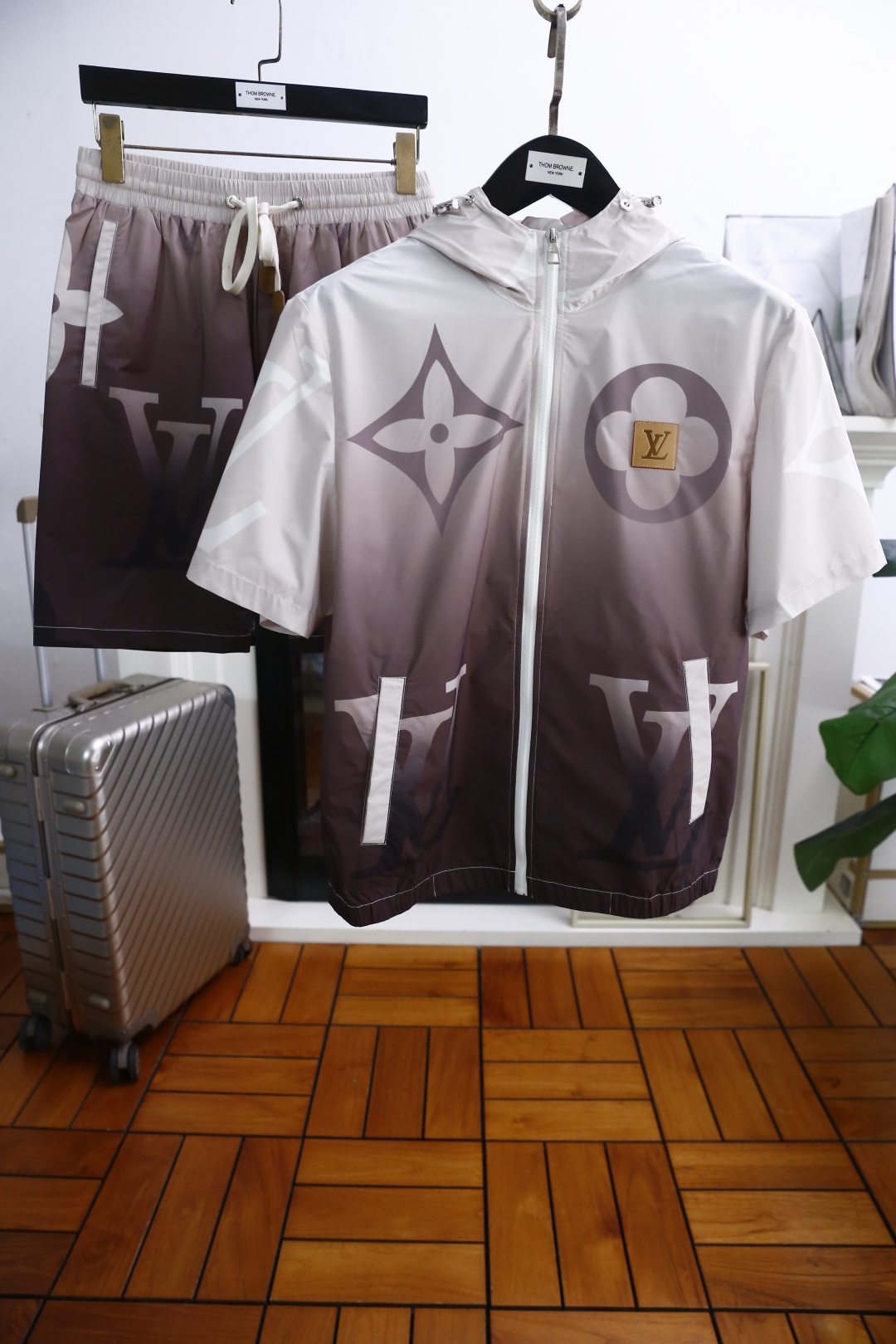 NO:424385,Louis Vuitt*n. New summer style!  Fashionable hooded men's quick-drying suit!  Classic zipper design!  High-end customization, avant-garde and fashionable design!  The luxury and classic brand logo is matched with comfortable breathable and quick-drying fabric. It feels soft and comfortable to wear. The counter-level exquisite car line is fine. The workmanship is exquisite. The upper body effect is invincible and handsome!  A must-have item for handsome men!  Counter size M-3XL, shipped the next day!  , louis vuitton,louis vuitton,hats,alexander wang19860909路易威*/Louis Vuitt*n. 夏季新款！时尚连帽男士速干套装！经典拉链设计！高端订制 设计前卫时尚！奢华经典品牌logo搭配采用舒适透气速干面料.手感柔软.穿着舒适.专柜级别精致车线.做工精细.上身效果无敌帅气！型男必备单品！专柜尺码M-3XL,隔天出货！,,louis vuitton,louis vuitton,hats,alexander wang,Men's clothing