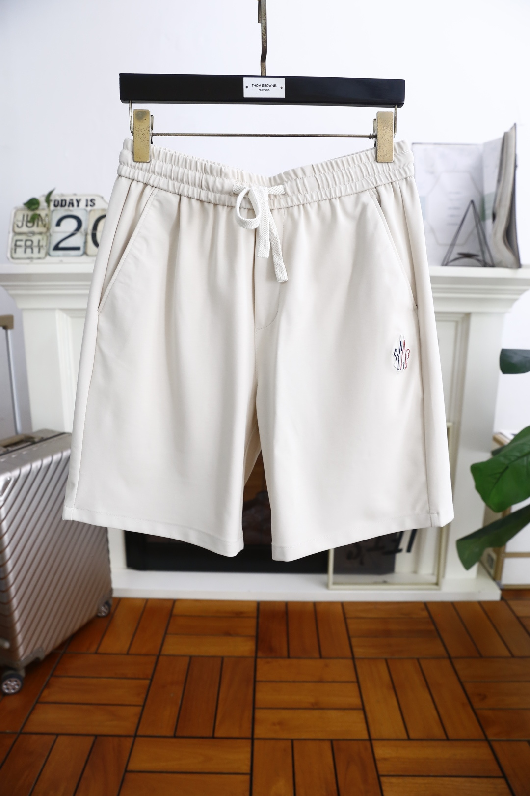 NO:424356,Monc*er. New summer products!  Fashionable men's versatile elastic waist shorts are made of comfortable fabrics and skin-friendly and excellent luxury classic brand elements logo design. Taste and value are shared. They are very comfortable to wear. Low-key and luxurious. They are very classy when worn. There is no need to say much about the trouser style and cutting. The upper body is exquisite and vivid. Really first-class and top-quality materials. Really palace-level casual shorts. The upper body is absolutely stylish and extremely luxurious. Full of personality, atmospheric and versatile, a must-have when going out!  Size 29-42, shipped the next day!  , Moncler, shorts, alexander wang19860909蒙口/Monc*er. 夏季新品！时尚男士百搭松紧腰短裤采用舒适面料亲肤感极佳奢华经典品牌元素logo设计 品味与价值共享 身穿着非常舒适 低调不失奢华 穿出去非常有档次 裤型款式和裁剪亦无需多言 上身精致跃然.真正一等一顶级质料 真正殿堂级的休闲短裤 上身绝对的有型 极度奢华 个性十足,大气且百搭,出街必备！尺码29-42,隔天出货！,,Moncler,shorts,alexander wang,Men's clothing