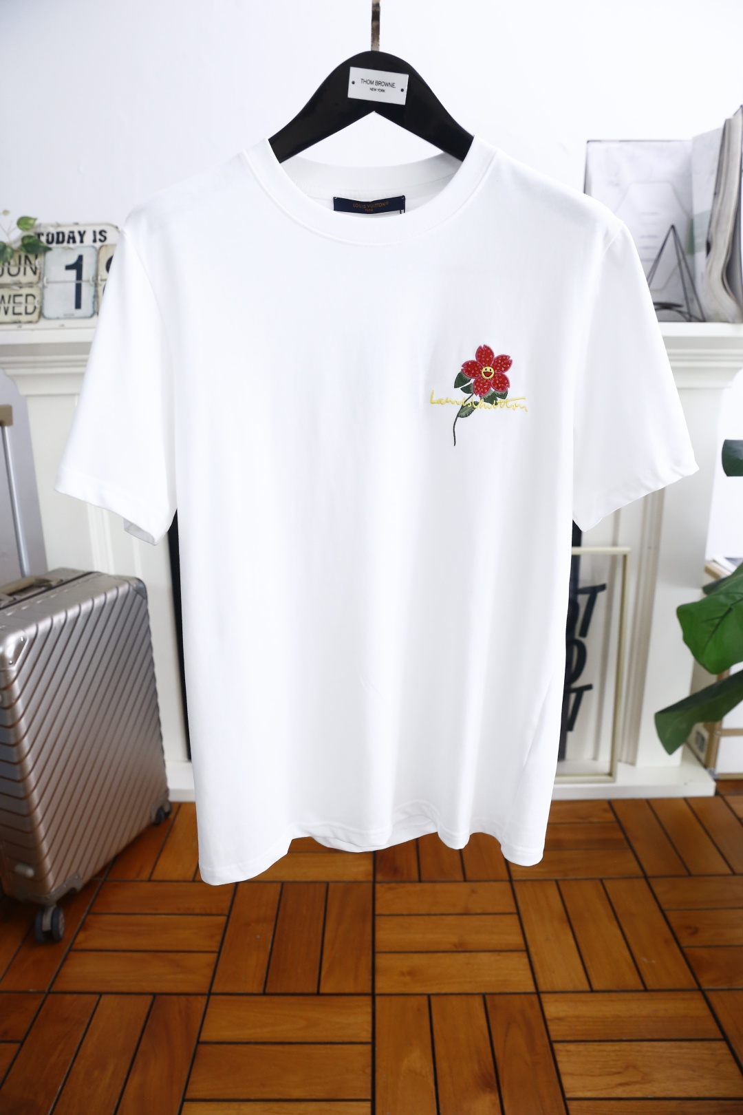 NO:424431,Louis Vuit*/Louis Vuit*on. New summer style!  Fashion original single men's round neck short sleeve luxury classic brand original LOGO design!  High-end customization, high-version, fashionable and versatile!  The European cotton fabric is made of comfortable and customized, and it feels super soft and delicate, and it is comfortable to wear. It is high-end boutique. The fine OEM factory makes it very good. It is a must-have item for men!  Size S-2XL, shipped the next day!  ,,louis vuitton,louis vuitton,T-shirt,alexander wang19860909路易威*/Louis Vuit*on. 夏季新款！时尚原单男士圆领短袖奢华经典品牌原版LOGO设计！高端定制 高版本 时尚百搭爆款！采用舒适定制欧洲棉面料手感超柔软细腻 穿着亲肤舒适 高端精品 代工厂精细做上身非常赞 男士必备单品！尺码S-2XL,隔天出货！,,louis vuitton,louis vuitton,T-shirt,alexander wang,Men's clothing