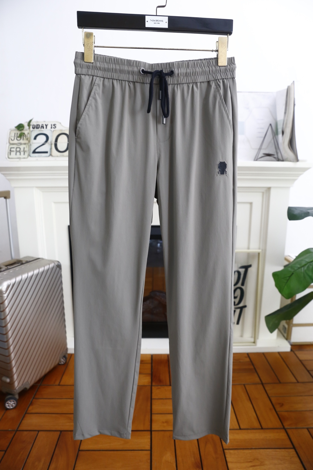 NO:424332,Brunello Cucinelli. 25 new summer fashion men's thin casual pants!  Classic two-side pocket design!  It uses imported comfortable and quick-drying breathable fabric, luxurious and classic LOGO design, and the upper body is comfortable!  Elastic waist and small feet with no restraint!  The same product for overseas European counters, the upper body is fashionable and sporty, very low-key and luxurious!  The stitching of the turner is delicate and strong!  Perfect three-dimensional tailoring, highly recommend buying the product!  Counter size 29-42, shipped the next day!  brunello cucinelli alexander wang19860909Brunello Cucinelli. 25夏季新品时尚男士薄款休闲裤！经典两侧插袋设计！采用进口舒适速干透气面料,奢华经典LOGO设计 上身随意舒服！松紧腰小脚搭配无束缚感！海外欧洲专柜同品,上身时尚运动显时尚,很低调且不失奢华品味！车工缝线细致而强悍！完美立体剪裁,强烈推荐购入货色！专柜尺码29-42,隔天出货！,,brunello cucinelli,alexander wang,Men's clothing