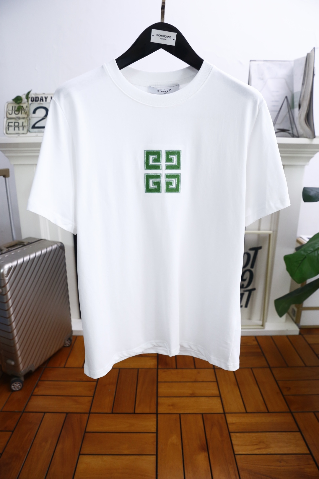 NO:424417,Given*hy. The new summer product of men's round neck short sleeves on the chest, the luxury brand LOGO logo on the upper body can be appreciated by the youthful and fashionable feeling brought by this design!  The overall style is fashionable and trendy, using comfortable and breathable cotton fabric, soft, skin-friendly and breathable, and has a very crisp and crisp drooping feeling. The upper body is fashionable and fashionable colors, a must-have item for trendy men!  Counter size S-2XL, shipped the next day!  ,,givenchy,givenchy,T-shirt,alexander wang19860909纪梵希/Given*hy. 夏季新品男士圆领短袖胸前奢华品牌LOGO标识标注上身就能体会这款设计带来的年轻与时尚感！整体时尚而有潮流,采用舒适透气棉面料 柔软亲肤透气 ,又有很好的挺括 垂感 上身时尚潮流色系,潮男必备单品！专柜尺码S-2XL,隔天出货！,,givenchy,givenchy,T-shirt,alexander wang,Men's clothing