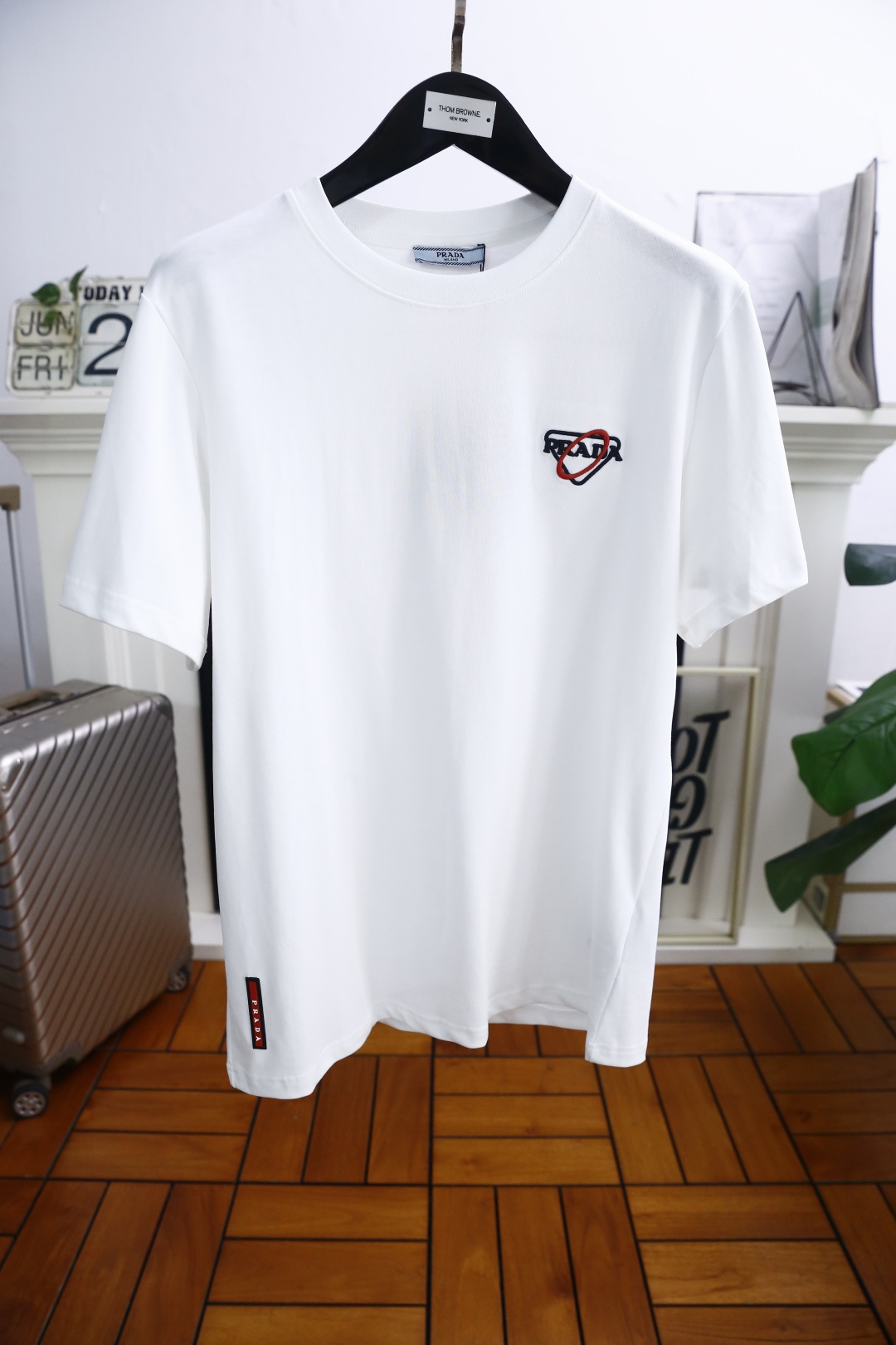 NO:424422,Pula*/Pr*da. New summer style!  Fashionable original single men's round neck short sleeve luxury classic brand triangle letter LOGO design!  High-end customization, high-version, fashionable and versatile!  The European cotton fabric is made of comfortable and customized, and it feels super soft and delicate, and it is comfortable to wear. It is high-end boutique. The fine OEM factory makes it very good. It is a must-have item for men!  Size S-2XL, shipped the next day!  ,,prada,T-shirt,alexander wang19860909普拉*/Pr*da. 夏季新款！时尚原单男士圆领短袖奢华经典品牌三角标字母LOGO设计！高端定制 高版本 时尚百搭爆款！采用舒适定制欧洲棉面料手感超柔软细腻 穿着亲肤舒适 高端精品 代工厂精细做上身非常赞 男士必备单品！尺码S-2XL,隔天出货！,,prada,T-shirt,alexander wang,Men's clothing