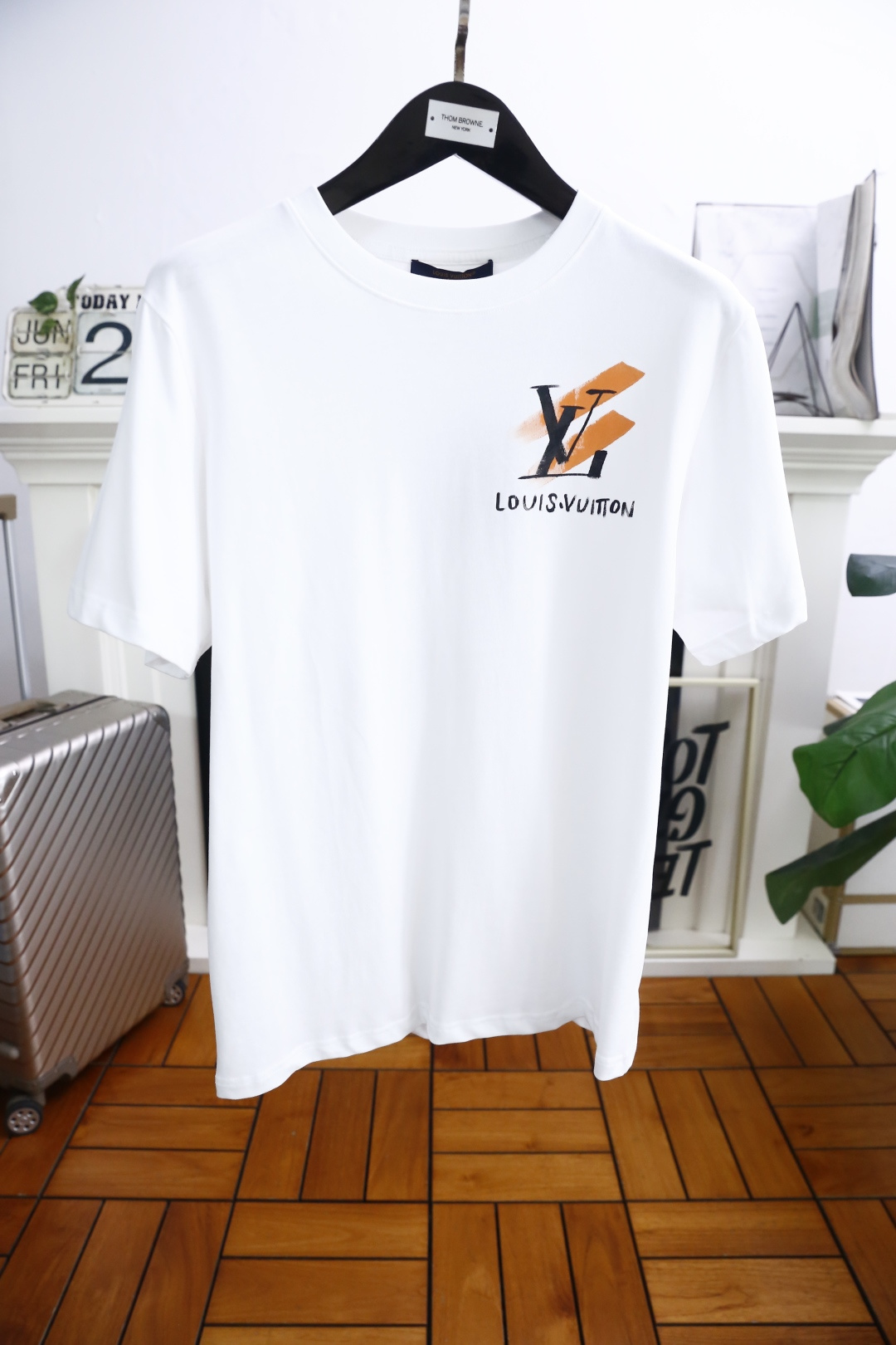 NO:424388,Louis Vuit*/Louis Vuit*on. New summer style!  Fashion original single men's round neck short sleeve luxury classic brand original LOGO design!  High-end customization, high-version, fashionable and versatile!  The European cotton fabric is made of comfortable and customized, and it feels super soft and delicate, and it is comfortable to wear. It is high-end boutique. The fine OEM factory makes it very good. It is a must-have item for men!  Size S-2XL, shipped the next day!  ,,louis vuitton,louis vuitton,T-shirt,alexander wang19860909路易威*/Louis Vuit*on. 夏季新款！时尚原单男士圆领短袖奢华经典品牌原版LOGO设计！高端定制 高版本 时尚百搭爆款！采用舒适定制欧洲棉面料手感超柔软细腻 穿着亲肤舒适 高端精品 代工厂精细做上身非常赞 男士必备单品！尺码S-2XL,隔天出货！,,louis vuitton,louis vuitton,T-shirt,alexander wang,Men's clothing