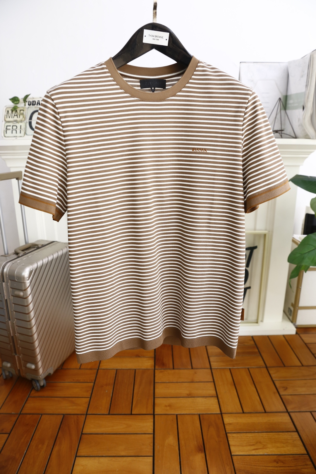 NO:424368,Jeni*/Ze*na. New summer products for men's striped short-sleeved fashion classic pullover design!  High-end custom versatile styles that anyone can easily control. Use high-end, comfortable and breathable fabrics!  Luxury classic brand letter design, very high-end and must-have if you understand the goods!  The style and tailoring are slim styles, which are very exquisite, showing aura and highlighting the exquisiteness of business men. This is the unique feature, the right slim fit, and the upper body effect is very good!  Counter size M-4XL, shipped the next day!  ,zegna,T-shirt,alexander wang19860909杰尼*/Ze*na. 夏季新品男士条纹短袖时尚经典套头设计！高级定制百搭款式 任何人都可以轻松驾驭 采用高档舒适透气面料！奢华经典品牌字母设计,非常显档次懂货的必须入！版型剪裁属于修身款 非常精致,显气场,又会凸显商务男士的精致,这就是独到之处,恰到好处的修身,上身效果非常赞！专柜尺码M-4XL,隔天出货！,,zegna,T-shirt,alexander wang,Men's clothing