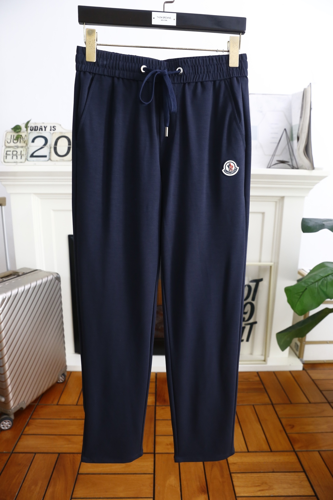 NO:427099,Mon*ler. 25 new summer products!  Fashionable men's elastic waist casual pants!  It uses imported comfortable and breathable cotton fabric, luxury brand letter LOGO design, and the upper body is casual and comfortable!  Elastic waist casual and versatile style without restraint!  The same product for overseas European counters, the upper body is fashionable and sporty, very low-key and luxurious!  The stitching of the turner is delicate and strong!  Perfect three-dimensional tailoring, highly recommend buying the product!  Counter size 29-42, shipped the next day!  ,Moncler,alexander wang19860909蒙口/Mon*ler. 25夏季新品！时尚男士松紧腰休闲裤！采用进口舒适透气棉面料,奢华品牌字母LOGO设计 上身随意舒服！松紧腰休闲百搭款无束缚感！海外欧洲专柜同品,上身时尚运动显时尚,很低调且不失奢华品味！车工缝线细致而强悍！完美立体剪裁,强烈推荐购入货色！专柜尺码29-42,隔天出货！,,Moncler,alexander wang,Men's clothing