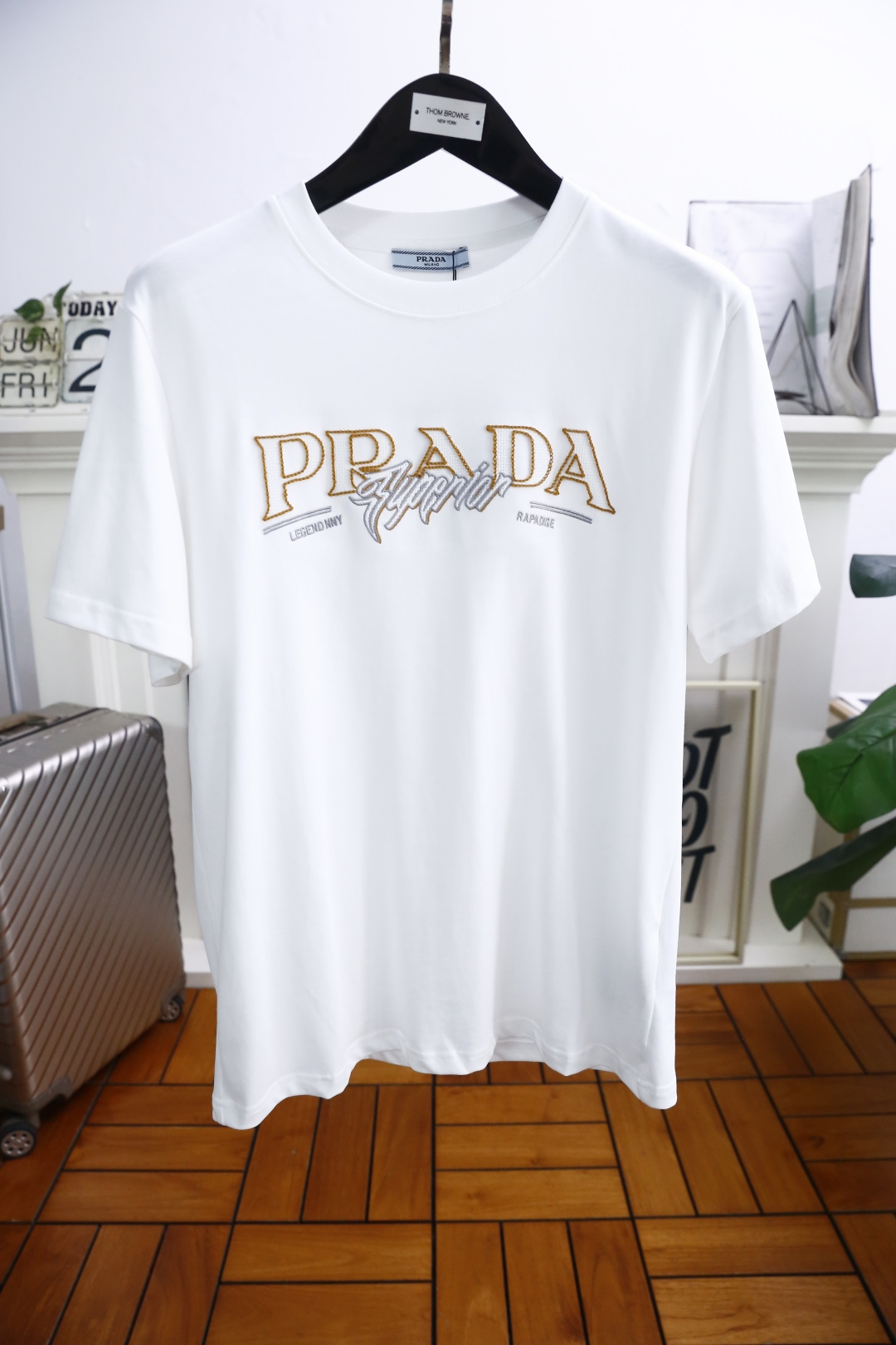 NO:433185,Pula*/Pr*da. New summer 2025!  Fashionable original single men's round neck short sleeve luxury classic brand letter LOGO design!  High-end customization, high-version, fashionable and versatile!  The European cotton fabric is made of comfortable and customized, and it feels super soft and delicate, and it is comfortable to wear. It is high-end boutique. The fine OEM factory makes it very good. It is a must-have item for men!  Complete three standards!  Size S-2XL, shipped the next day!  ,,prada,T-shirt,alexander wang19860909普拉*/Pr*da. 2025夏季新款！时尚原单男士圆领短袖奢华经典品牌字母LOGO设计！高端定制 高版本 时尚百搭爆款！采用舒适定制欧洲棉面料手感超柔软细腻 穿着亲肤舒适 高端精品 代工厂精细做上身非常赞 男士必备单品！三标齐全！尺码S-2XL,隔天出货！,,prada,T-shirt,alexander wang,Men's clothing