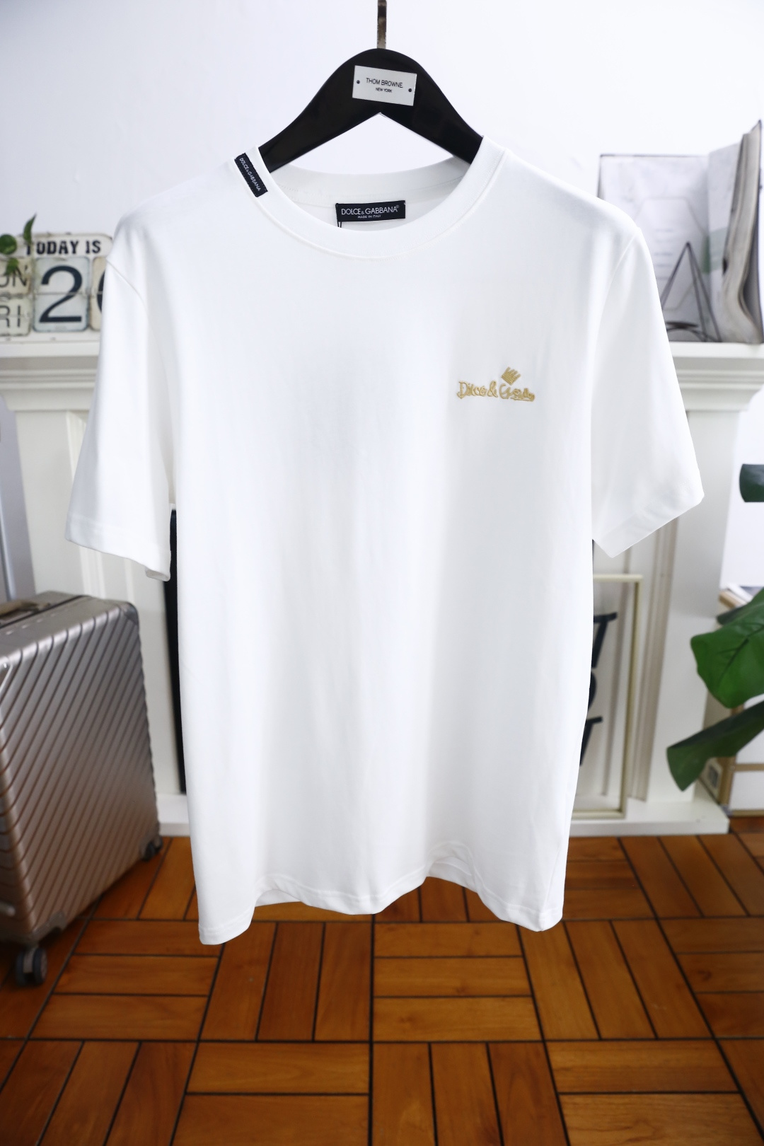 NO:433158,Dolce & Gabbana. 2025 summer new product men's round neck short sleeves on the chest with the original letters LOGO logo on the upper body, you can experience the youthfulness and fashion sense brought by this design!  The overall style is fashionable and trendy, using mercerized cotton fabric, soft, skin-friendly and breathable, and has a very crisp and drape feeling. The upper body is fashionable and fashionable, and it is a must-have item for trendy men!  Complete three standards!  Counter size S-2XL, shipped the next day!  ,Dolce & Gabbana,Dolce & Gabbana,T-shirt,alexander wang19860909杜嘉班纳/Dolce & Gabbana. 2025夏季新品男士圆领短袖胸前奢华品牌原版字母LOGO标识标注上身就能体会这款设计带来的年轻与时尚感！整体时尚而有潮流,采用丝光棉面料 柔软亲肤透气 ,又有很好的挺括 垂感 上身时尚潮流色系,潮男必备单品！三标齐全！专柜尺码S-2XL,隔天出货！,,Dolce&Gabbana,Dolce&Gabbana,T-shirt,alexander wang,Men's clothing