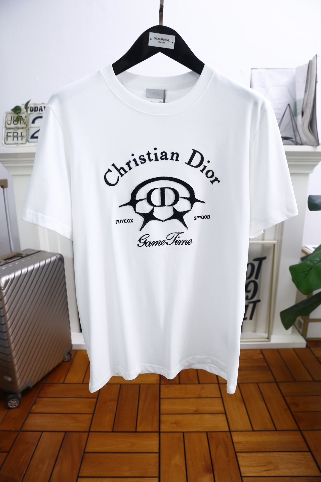 NO:427137,Dior/Christian D*or. The new summer product of men's round neck short sleeves, luxury brand LOGO logo on the chest can be appreciated by the upper body!  The overall style is fashionable and trendy, using comfortable and breathable cotton fabric, soft, skin-friendly and breathable, and has a very crisp and crisp drooping feeling. The upper body is fashionable and fashionable colors, a must-have item for trendy men!  Counter size S-2XL, shipped the next day!  ,dior,T-shirt,alexander wang19860909迪奥/Christian D*or. 夏季新品男士圆领短袖胸前奢华品牌LOGO标识标注上身就能体会这款设计带来的年轻与时尚感！整体时尚而有潮流,采用舒适透气棉面料 柔软亲肤透气 ,又有很好的挺括 垂感 上身时尚潮流色系,潮男必备单品！专柜尺码S-2XL,隔天出货！,,dior,T-shirt,alexander wang,Men's clothing