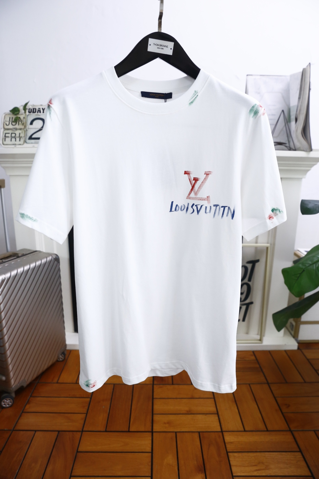 NO:433190,Louis Vuit*/Louis Vuit*on. New 2025 summer model!  Fashion original single men's round neck short sleeve luxury classic brand original LOGO design!  High-end customization, high-version, fashionable and versatile!  The European cotton fabric is made of comfortable and customized, and it feels super soft and delicate, and it is comfortable to wear. It is high-end boutique. The fine OEM factory makes it very good. It is a must-have item for men!  Size S-2XL, shipped the next day!  ,,louis vuitton,louis vuitton,T-shirt,alexander wang19860909路易威*/Louis Vuit*on. 2025夏季新款！时尚原单男士圆领短袖奢华经典品牌原版LOGO设计！高端定制 高版本 时尚百搭爆款！采用舒适定制欧洲棉面料手感超柔软细腻 穿着亲肤舒适 高端精品 代工厂精细做上身非常赞 男士必备单品！尺码S-2XL,隔天出货！,,louis vuitton,louis vuitton,T-shirt,alexander wang,Men's clothing