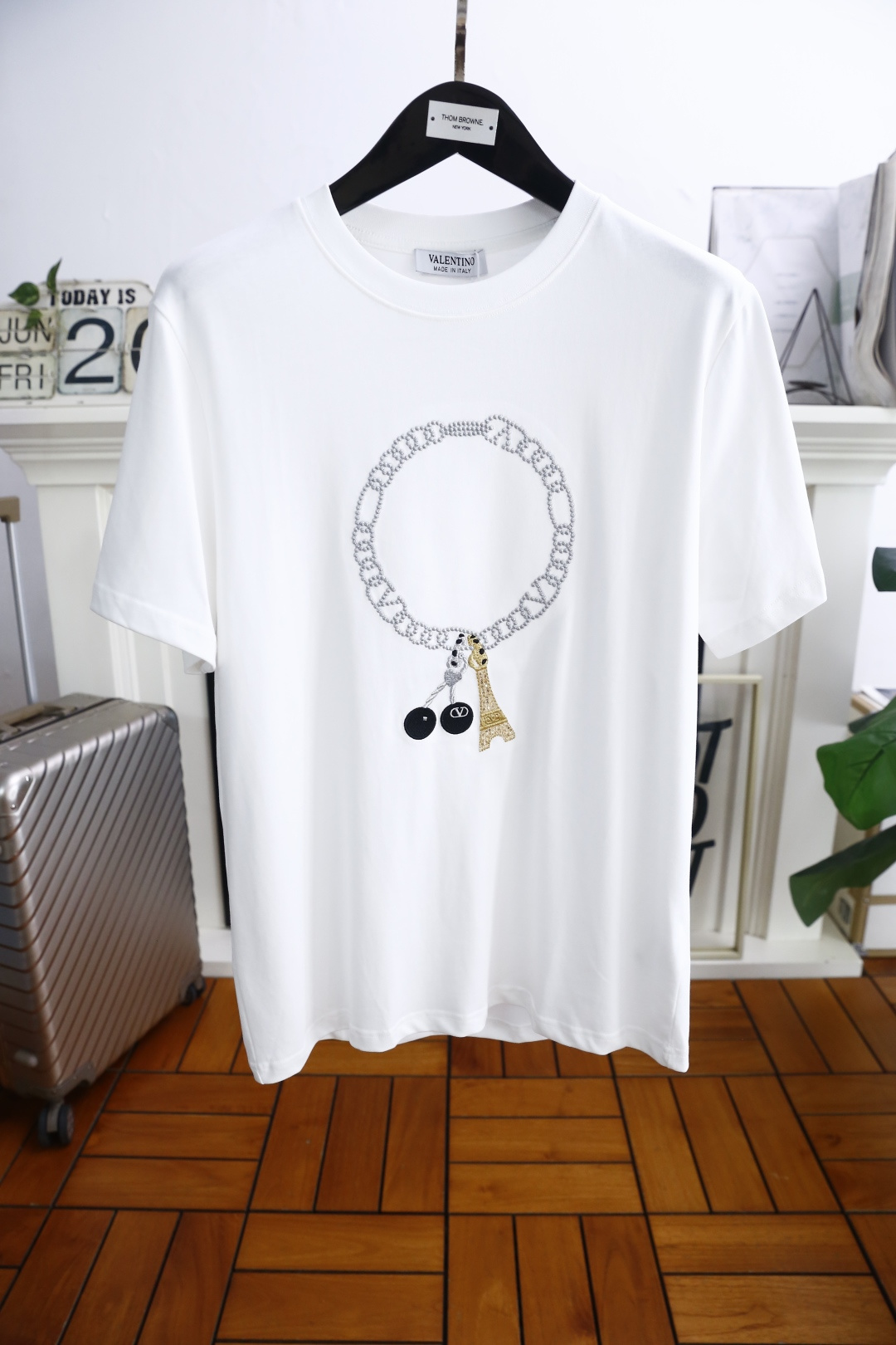 NO:433148,Valentino. 2025 summer new men's casual round neck short sleeves! Fashion original single versatile short-sleeved chest classic brand LOGO design! High-end customization, high-version, fashionable and versatile! The European cotton fabric is made of comfortable and customized, and it feels super soft and delicate, and it is comfortable to wear. It is high-end boutique. The fine OEM factory makes it very good. It is a must-have item for men! Size S-2XL, shipped the next day! , valentino, T-shirt,alexander wang19860909华伦天奴. 2025夏季新款男士休闲圆领短袖！时尚原單百搭短袖胸前经典品牌LOGO设计！高端定制 高版本 时尚百搭爆款！采用舒适定制欧洲棉面料手感超柔软细腻 穿着亲肤舒适 高端精品 代工厂精细做上身非常赞 男士必备单品！尺码S-2XL,隔天出货！,,valentino,T-shirt,alexander wang,Men's clothing