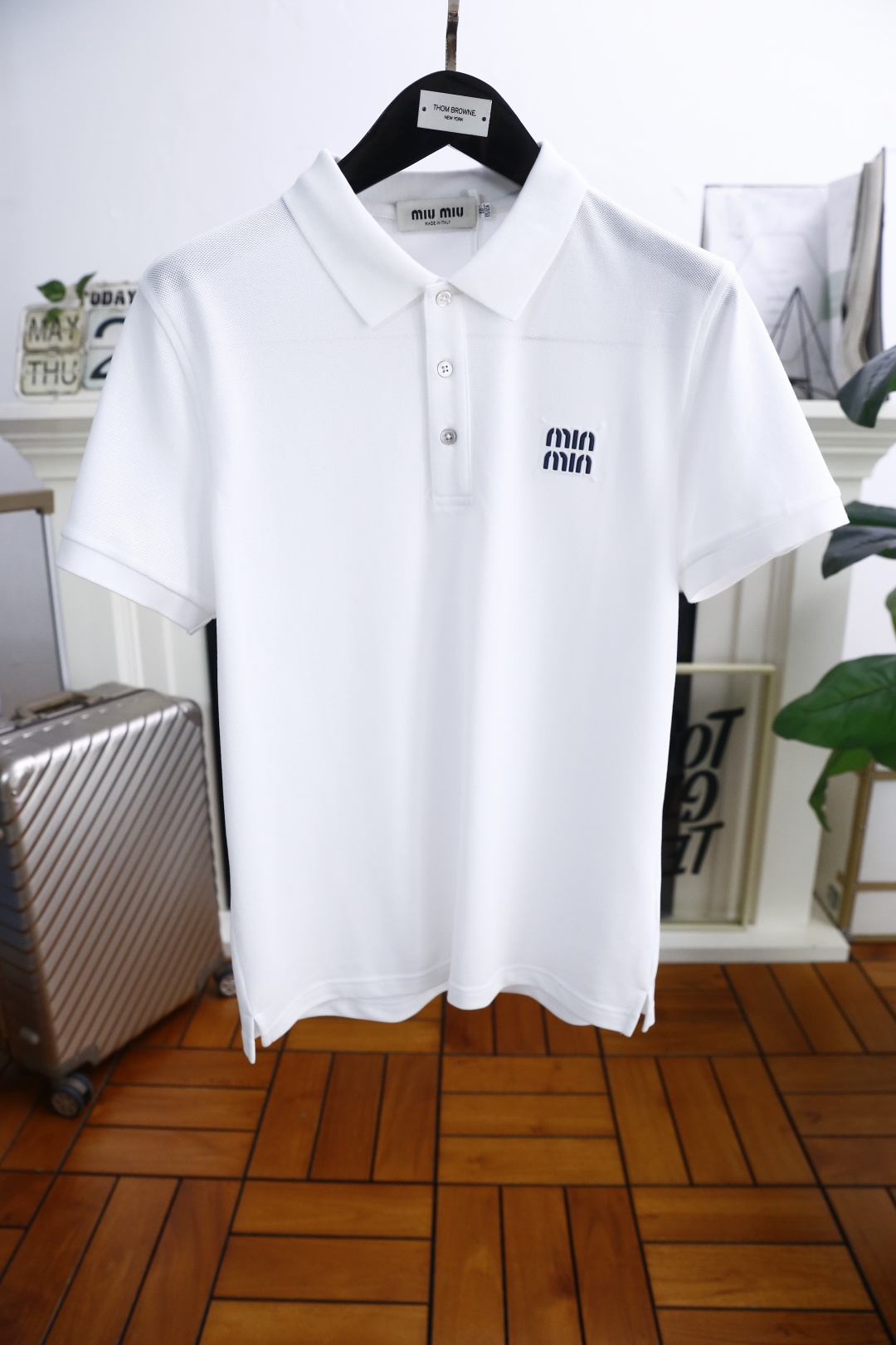 NO:427131,Miumiu. New summer products, classic fashion lapel polo short-sleeved fashion item design, more fashionable and comfortable, high-standard customization, very stylish upper body, luxury brand classic letter LOGO pattern, customer-supplied auxiliary materials, customer-supplied imported high-end Judy cotton fabric with very delicate texture, exquisite details and exquisite craftsmanship, all accessories are provided by foreign customers, a very high shaping item, can be matched with any fashion, super good style, a must-have item for trendy men, counter size: M-3XL, shipped the next day!  ,miumiu,T-shirt,alexander wang19860909miumiu. 夏季新品经典时尚翻领polo短袖时尚单品设计,更加时尚舒适,高标准定制,上身非常有型,奢华品牌经典字母LOGO 图案 客供辅料,客供进口高档朱迪棉面料质感非常细腻,细节工艺精湛考究,辅料皆为外商客供,塑造性极高的一款单品,任何时装都可以搭配,版型超级好 潮男必备单品 专柜尺码:M-3XL,隔天出货！,,miumiu,T-shirt,alexander wang,Men's clothing