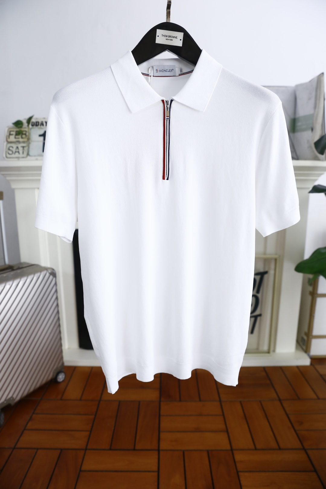 NO:427119,Mo*cler. New summer products for men's short-sleeved stylish exquisite zipper lapel design!  High-end custom versatile styles that anyone can easily control. Use high-end top-quality Yilit fabrics!  Luxury classic element design, very high-end and must-have if you understand the goods!  The style and tailoring are slim styles, which are very exquisite, showing aura and highlighting the exquisiteness of business men. This is the unique feature, the right slim fit, and the upper body effect is very good!  Counter size M-3XL, shipped the next day!  , Moncler, T-shirt, alexander wang19860909蒙口/Mo*cler. 夏季新品男士短袖时尚精致拉链翻领设计！高级定制百搭款式 任何人都可以轻松驾驭 采用高档顶级伊力特面料！奢华经典元素设计,非常显档次懂货的必须入！版型剪裁属于修身款 非常精致,显气场,又会凸显商务男士的精致,这就是独到之处,恰到好处的修身,上身效果非常赞！专柜尺码M-3XL,隔天出货！,,Moncler,T-shirt,alexander wang,Men's clothing