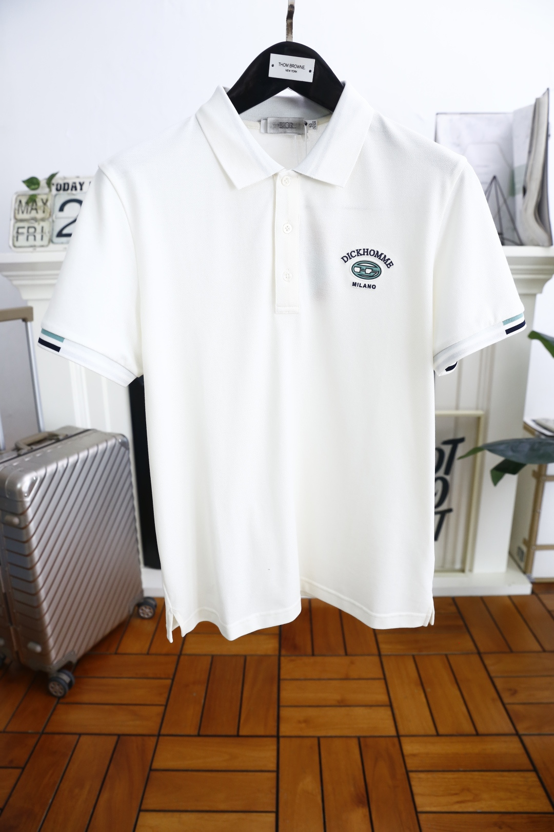 NO:427125,Dior. New summer products, classic fashion lapel polo short-sleeved fashion item design, more fashionable and comfortable, high-standard customization, very stylish upper body, luxurious custom LOGO pattern on the chest, customer-supplied auxiliary materials, imported high-end Judy cotton fabric has a very delicate texture, exquisite and exquisite detailing and exquisite accessories, all supplied by foreign merchants, a very high shaping item, can be matched with any fashion, super good style, a must-have item for trendy men, counter size: M-3XL, shipped the next day!  ,dior,T-shirt,alexander wang19860909迪奥. 夏季新品经典时尚翻领polo短袖时尚单品设计,更加时尚舒适,高标准定制,上身非常有型,胸前奢华定制LOGO 图案 客供辅料,客供进口高档朱迪棉面料质感非常细腻,细节工艺精湛考究,辅料皆为外商客供,塑造性极高的一款单品,任何时装都可以搭配,版型超级好 潮男必备单品 专柜尺码:M-3XL,隔天出货！,,dior,T-shirt,alexander wang,Men's clothing