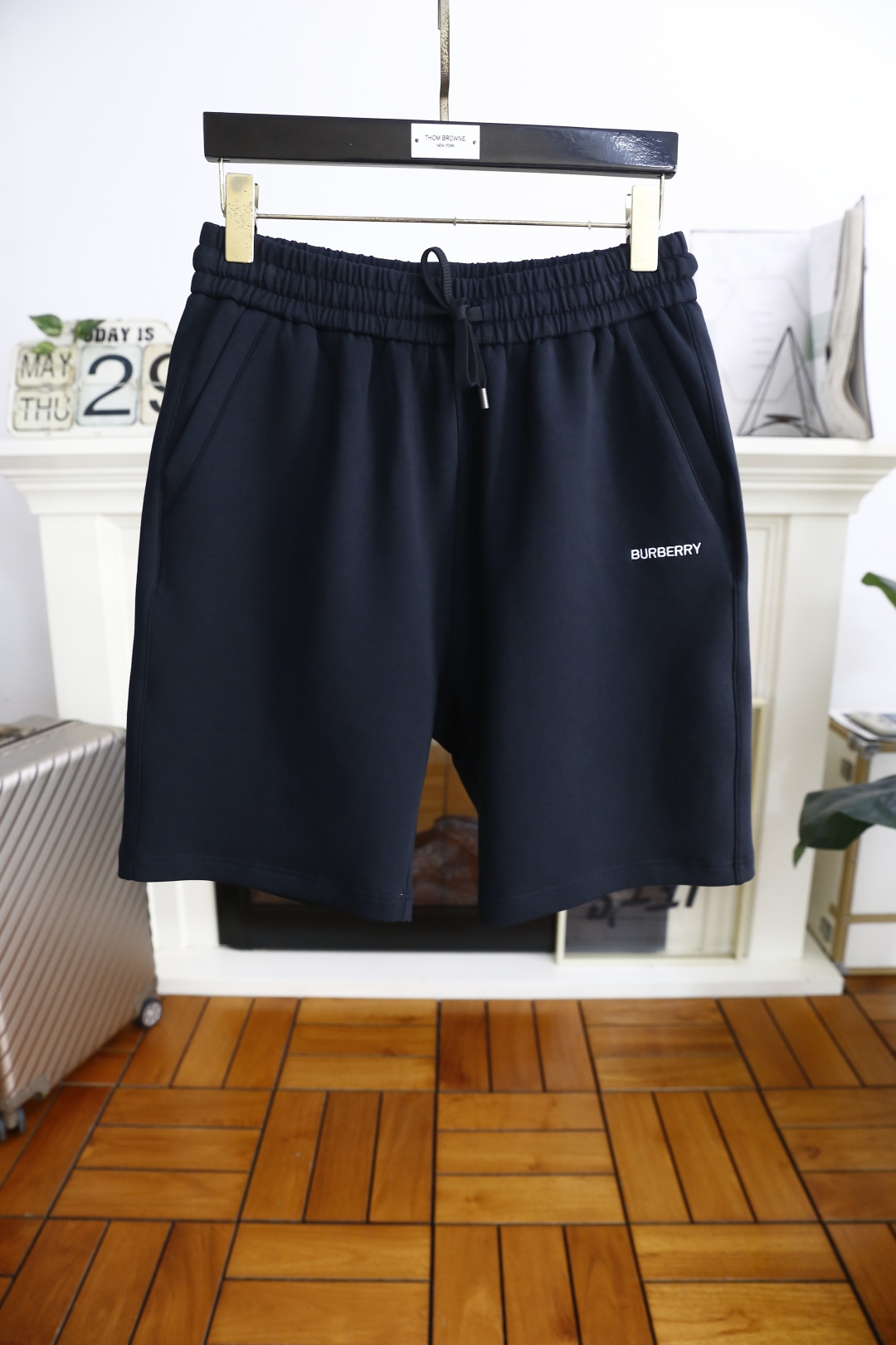 NO:427110,Burb*rry. New fashion casual shorts for men in summer!  Classic and versatile style, no too much decoration, main fabric and style, elastic waist, insert pockets on both sides of the luxury classic brand LOGO as the highlight of details. The fabric is made of top-grade comfortable cotton fabric, moderate thickness, skin-friendly on the upper body, breathable, and has a good sense of crispness. Orders of the full quality!  Complete three standards!  Counter size 48-56, shipped the next day!  ,burberry,burberry,shorts,alexander wang19860909巴宝丽/Burb*rry. 夏季男士新品时尚休闲短裤！经典百搭的款式 没有过多的装饰 主打面料与版型 松紧腰两侧插袋设计奢华经典品牌LOGO作为细节亮点 面料采用顶级舒适棉面料,厚度适中,上身亲肤 透气,能有很好的挺括感 全品相的订单！三标齐全！专柜尺码48-56,隔天出货！,,burberry,burberry,shorts,alexander wang,Men's clothing