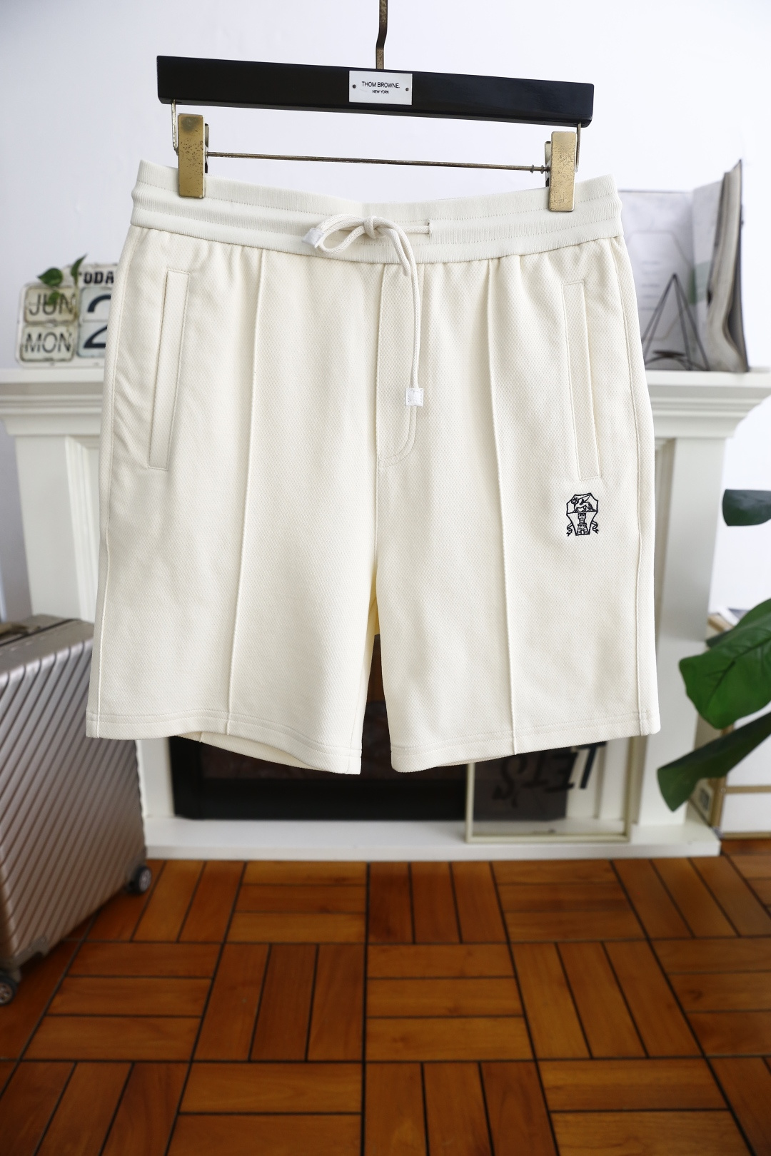 NO:433186,Brunello Cucinelli. New in summer 2025! Fashionable original single men's versatile elastic waist shorts are made of comfortable fabric and skin-friendly. The luxury classic brand original logo design is complete with three standards! Share taste and value. It is very comfortable to wear, low-key and luxurious. It is very classy when worn. There is no need to say much about the trouser style and cutting. The upper body is exquisite and vivid. It is truly first-class and top-quality. It is a real palace-level casual shorts. The upper body is absolutely stylish and extremely luxurious. It is full of personality, atmospheric and versatile. It is a must-have when going out! Size 48-56, shipped the next day! brunello cucinelli,shorts,alexander wang19860909Brunello Cucinelli. 2025夏季新品！时尚原單男士百搭松紧腰短裤采用舒适面料亲肤感极佳奢华经典品牌原版logo设计 三标齐全！品味与价值共享 身穿着非常舒适 低调不失奢华 穿出去非常有档次 裤型款式和裁剪亦无需多言 上身精致跃然.真正一等一顶级质料 真正殿堂级的休闲短裤 上身绝对的有型 极度奢华 个性十足,大气且百搭,出街必备！尺码48-56,隔天出货！,,brunello cucinelli,shorts,alexander wang,Men's clothing