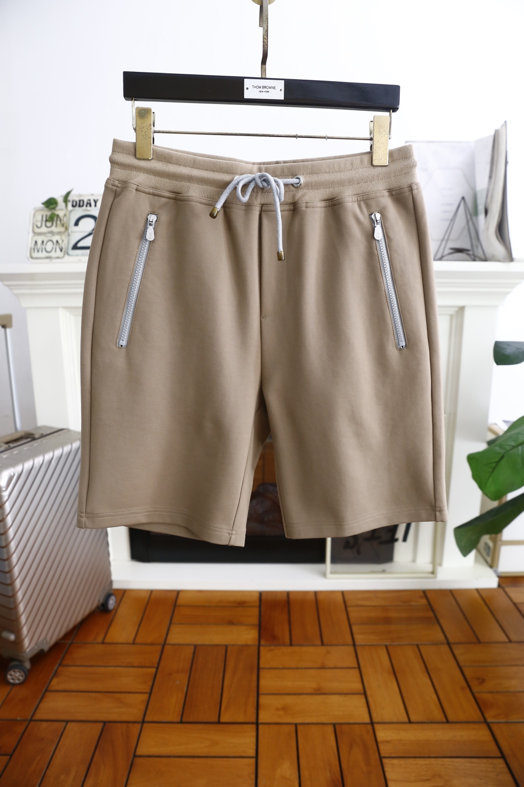 NO:433183,Brunello Cucinelli. 2025 summer men's new fashion casual shorts!  Classic and versatile style, no too much decoration, main fabric and style, elastic waist, zipper design on both sides of the pocket, luxurious classic brand LOGO as the highlight of details. The fabric is made of top-grade comfortable cotton fabric, moderate thickness, skin-friendly on the upper body, breathable, and has a good sense of crispness. Orders of the full quality!  Complete three standards!  Counter size 48-56, shipped the next day!  brunello cucinelli,shorts,alexander wang19860909Brunello Cucinelli. 2025夏季男士新品时尚休闲短裤！经典百搭的款式 没有过多的装饰 主打面料与版型 松紧腰两侧插袋拉链设计奢华经典品牌LOGO作为细节亮点 面料采用顶级舒适棉面料,厚度适中,上身亲肤 透气,能有很好的挺括感 全品相的订单！三标齐全！专柜尺码48-56,隔天出货！,,brunello cucinelli,shorts,alexander wang,Men's clothing