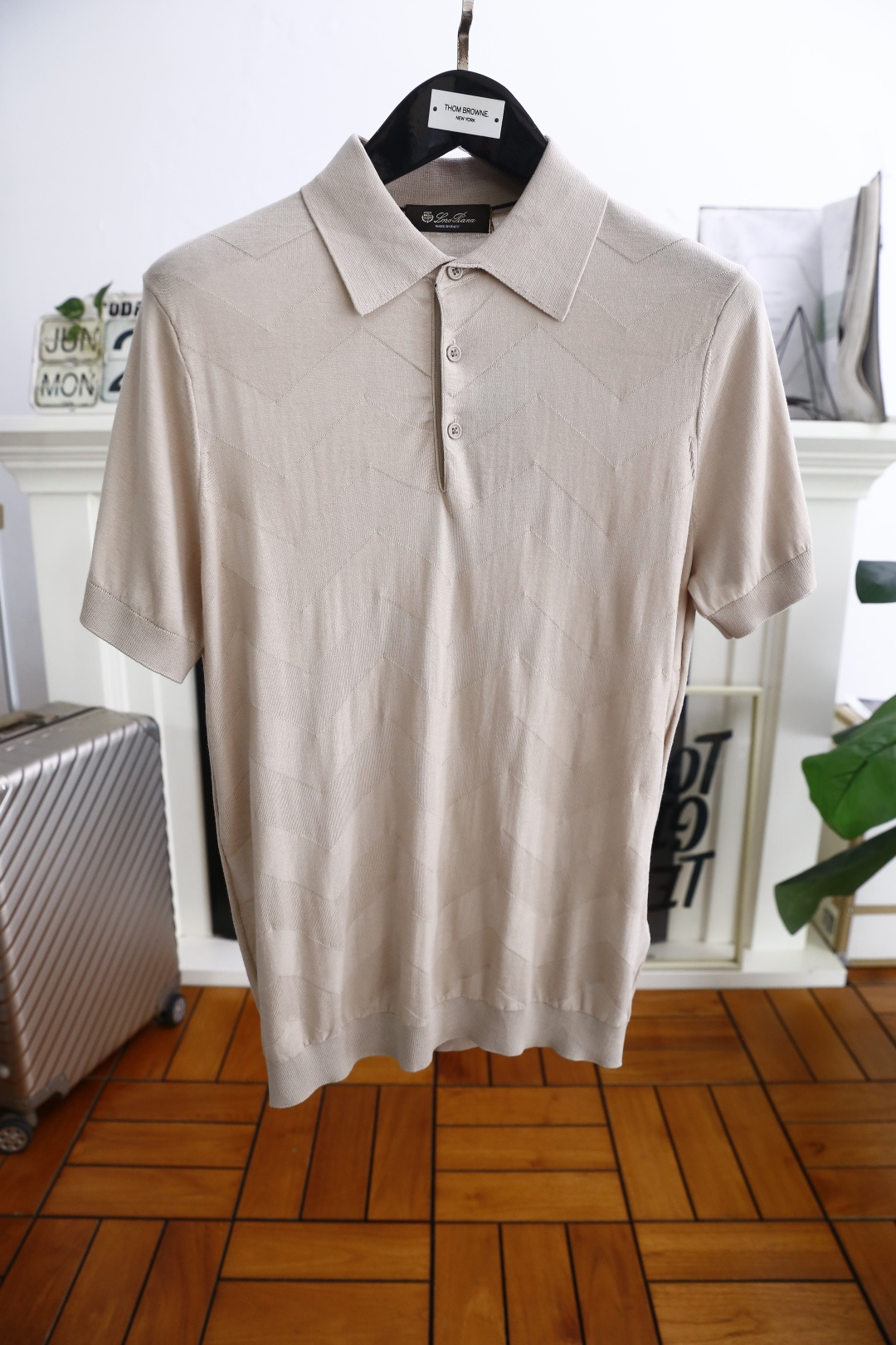 NO:433210,Kiton. The official website of the 25 summer new product counter will be released simultaneously!  Fashionable men's lapel POLO luxury classic three-button exquisite matching!  All auxiliary materials are customized for the original product, and the trading company's authentic product orders are made of comfortable mulberry silk blend fabric, which is comfortable and breathable, soft in the hand, and comfortable to wear. It is not easy to irritate the skin. The fabric is hygroscopic and breathable!  Complete three standards!  Counter size 48-56, shipped the next day!  ,alexander wang19860909Kiton. 25夏季新品专柜官网同步发售！时尚男士翻领POLO奢华经典三扣精致搭配！辅料全部原版定制出品,贸易公司真品订单.采用舒适桑蚕丝混纺面料,舒适透气,手感柔软,穿着舒适 完全不易有刺激皮肤 面料吸湿性、透气性良好！三标齐全！专柜尺码48-56,隔天出货！,,alexander wang,Men's clothing