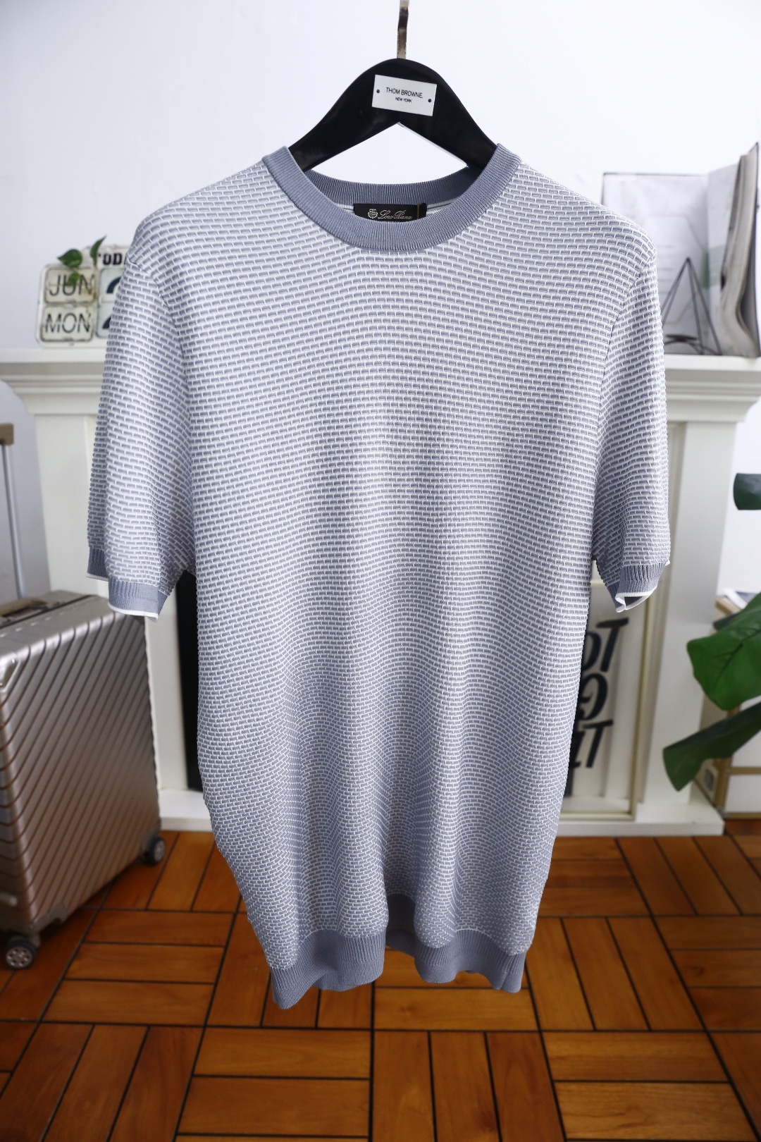 NO:433205,LP. New 2025 summer model!  Fashionable men's casual round neck short-sleeved fashion item design, more fashionable and comfortable, high-standard customization, very stylish on the upper body, classic brand elements combined with imported high-end comfortable mulberry silk blend fabric, very delicate texture, exquisite details and exquisite craftsmanship, extremely shaping item, can be matched with any fashion, super good style, a must-have item for trendy men!  Complete three standards!  Counter size: M-3XL, shipped the next day!  ,loro piana,T-shirt,alexander wang19860909LP. 2025夏季新款！时尚男士休闲圆领短袖时尚单品设计,更加时尚舒适,高标准定制,上身非常有型,经典品牌元素搭配客供进口高档舒适桑蚕丝混纺面料质感非常细腻,细节工艺精湛考究,塑造性极高的一款单品,任何时装都可以搭配,版型超级好 潮男必备单品！三标齐全！专柜尺码:M-3XL,隔天出货！,,loro piana,T-shirt,alexander wang,Men's clothing