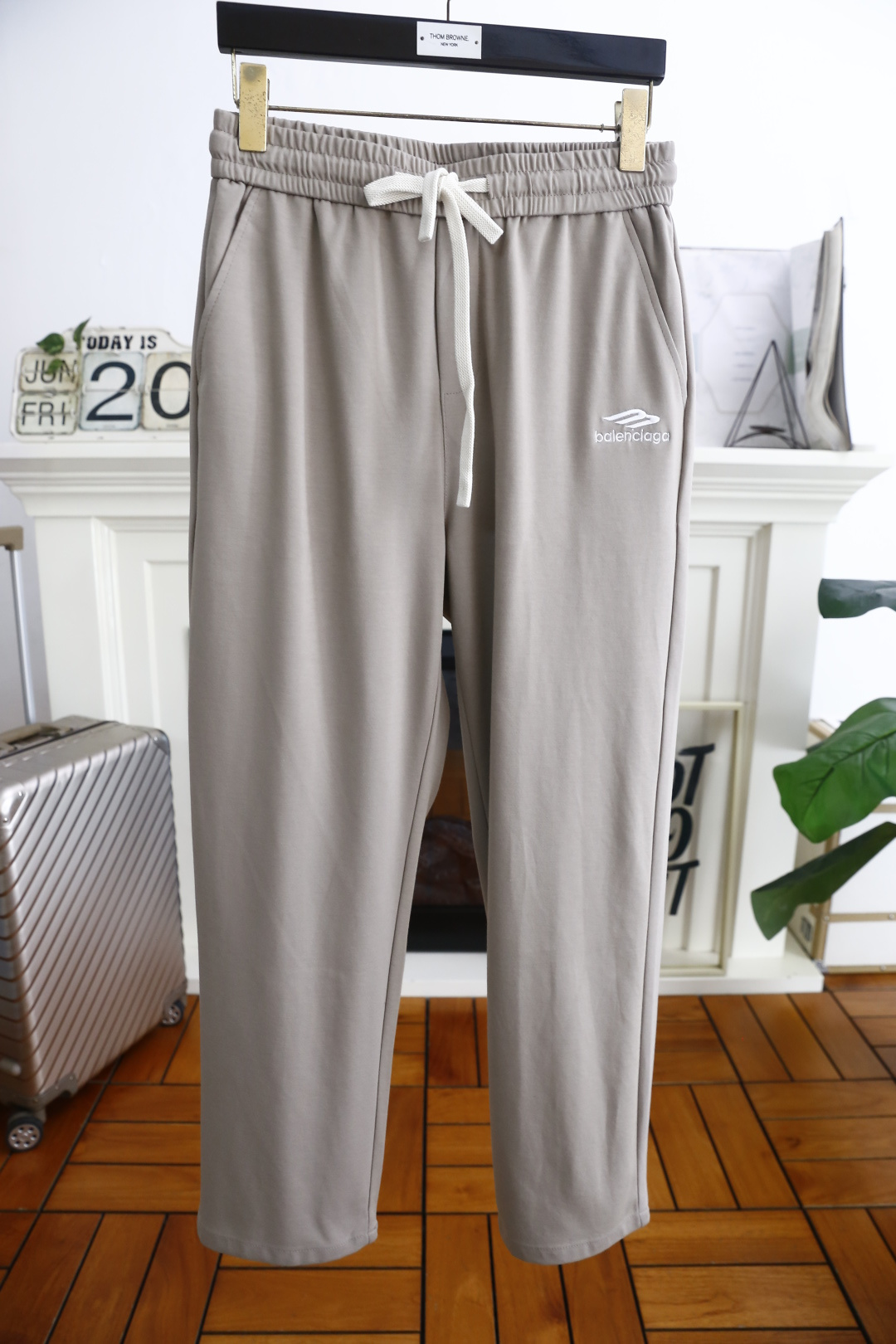 NO:433163,Balenci*ga. 25 new summer fashion men's thin casual pants!  Classic two-side pocket design!  It uses imported comfortable and breathable cotton fabric, luxurious classic letter LOGO design, the upper body is casual and comfortable without restraint!  The same product for overseas European counters, the upper body is fashionable and sporty, very low-key and luxurious!  The stitching of the turner is delicate and strong!  Perfect three-dimensional tailoring, highly recommend buying the product!  Counter size 29-42, shipped the next day!  ,balenciaga,balenciaga,alexander wang19860909巴黎世家/Balenci*ga. 25夏季新品时尚男士薄款休闲裤！经典两侧插袋设计！采用进口舒适透气棉面料,奢华经典字母LOGO设计 上身随意舒服无束缚感！海外欧洲专柜同品,上身时尚运动显时尚,很低调且不失奢华品味！车工缝线细致而强悍！完美立体剪裁,强烈推荐购入货色！专柜尺码29-42,隔天出货！,,balenciaga,balenciaga,alexander wang,Men's clothing