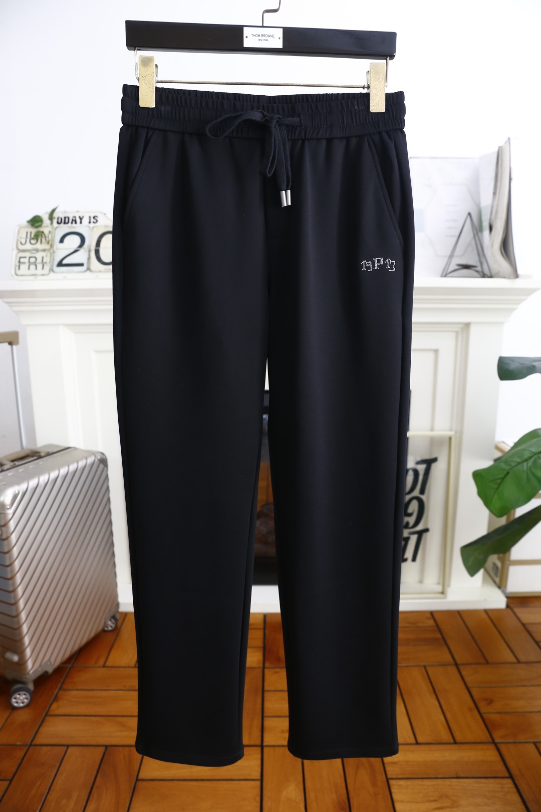 NO:433178,Pula*/Pr*da. 2025 summer new men's thin casual pants!  It uses imported comfortable and breathable cotton fabric, luxury brand letter LOGO design, and the upper body is casual and comfortable!  Elastic waist casual and versatile style without restraint!  The same product for overseas European counters, the upper body is fashionable and sporty, very low-key and luxurious!  The stitching of the turner is delicate and strong!  Perfect three-dimensional tailoring, highly recommend buying the product!  Counter size 29-42, shipped the next day!  ,prada,alexander wang19860909普拉*/Pr*da. 2025夏季新款男士薄款休闲裤！采用进口舒适透气棉面料,奢华品牌字母LOGO设计 上身随意舒服！松紧腰休闲百搭款无束缚感！海外欧洲专柜同品,上身时尚运动显时尚,很低调且不失奢华品味！车工缝线细致而强悍！完美立体剪裁,强烈推荐购入货色！专柜尺码29-42,隔天出货！,,prada,alexander wang,Men's clothing