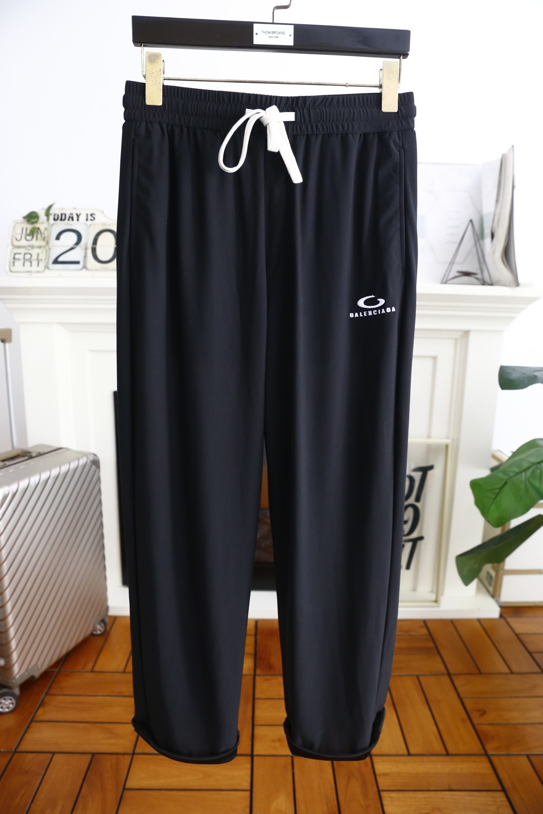 NO:433197,Balenciaga. 2025 summer new men's thin casual pants!  It uses imported comfortable and breathable cotton fabric, luxury brand letter LOGO design, and the upper body is casual and comfortable!  Elastic waist casual and versatile style without restraint!  The same product for overseas European counters, the upper body is fashionable and sporty, very low-key and luxurious!  The stitching of the turner is delicate and strong!  Perfect three-dimensional tailoring, highly recommend buying the product!  Counter size 29-42, shipped the next day!  ,balenciaga,balenciaga,alexander wang19860909巴黎世家/Balenciaga. 2025夏季新款男士薄款休闲裤！采用进口舒适透气棉面料,奢华品牌字母LOGO设计 上身随意舒服！松紧腰休闲百搭款无束缚感！海外欧洲专柜同品,上身时尚运动显时尚,很低调且不失奢华品味！车工缝线细致而强悍！完美立体剪裁,强烈推荐购入货色！专柜尺码29-42,隔天出货！,,balenciaga,balenciaga,alexander wang,Men's clothing