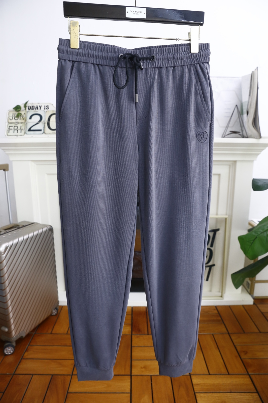 NO:433168,Louis Vuit*/Louis Vuit*on. 25 new summer fashion men's casual pants!  It uses imported comfortable and breathable fabrics, and the luxury brand's classic original letter LOGO design, which is casual and comfortable on the upper body!  Elastic waist and close the casual combination without restraint!  The same product for overseas European counters, the upper body is fashionable and sporty, very low-key and luxurious!  The stitching of the turner is delicate and strong!  Perfect three-dimensional tailoring, highly recommend buying the product!  Counter size 29-42, shipped the next day!  ,,louis vuitton,louis vuitton,alexander wang19860909路易威*/Louis Vuit*on. 25夏季新品时尚男士休闲裤！采用进口舒适透气面料,奢华品牌经典原版字母LOGO设计 上身随意舒服！松紧腰收口休闲搭配无束缚感！海外欧洲专柜同品,上身时尚运动显时尚,很低调且不失奢华品味！车工缝线细致而强悍！完美立体剪裁,强烈推荐购入货色！专柜尺码29-42,隔天出货！,,louis vuitton,louis vuitton,alexander wang,Men's clothing