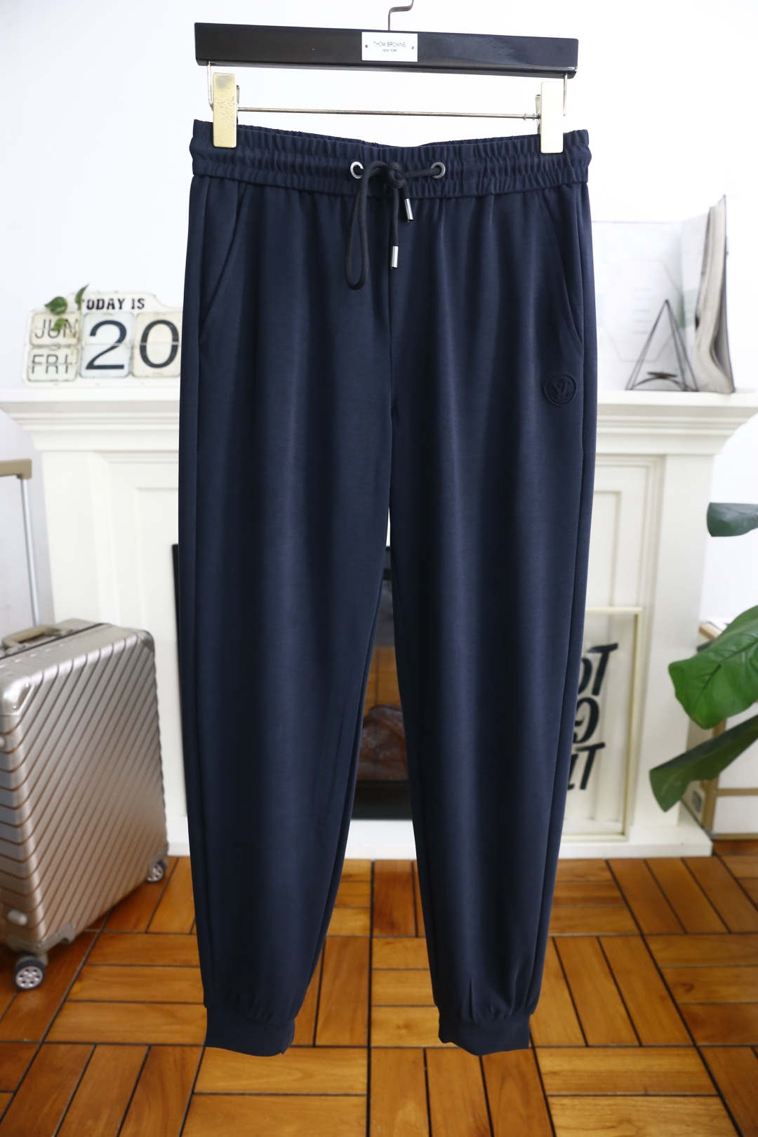 NO:433225,Louis Vuit*/Louis Vuit*on. 25 new summer fashion men's casual pants!  It uses imported comfortable and breathable fabrics, and the luxury brand's classic original letter LOGO design, which is casual and comfortable on the upper body!  Elastic waist and close the casual combination without restraint!  The same product for overseas European counters, the upper body is fashionable and sporty, very low-key and luxurious!  The stitching of the turner is delicate and strong!  Perfect three-dimensional tailoring, highly recommend buying the product!  Counter size 29-42, shipped the next day!  ,,louis vuitton,louis vuitton,alexander wang19860909路易威*/Louis Vuit*on. 25夏季新品时尚男士休闲裤！采用进口舒适透气面料,奢华品牌经典原版字母LOGO设计 上身随意舒服！松紧腰收口休闲搭配无束缚感！海外欧洲专柜同品,上身时尚运动显时尚,很低调且不失奢华品味！车工缝线细致而强悍！完美立体剪裁,强烈推荐购入货色！专柜尺码29-42,隔天出货！,,louis vuitton,louis vuitton,alexander wang,Men's clothing