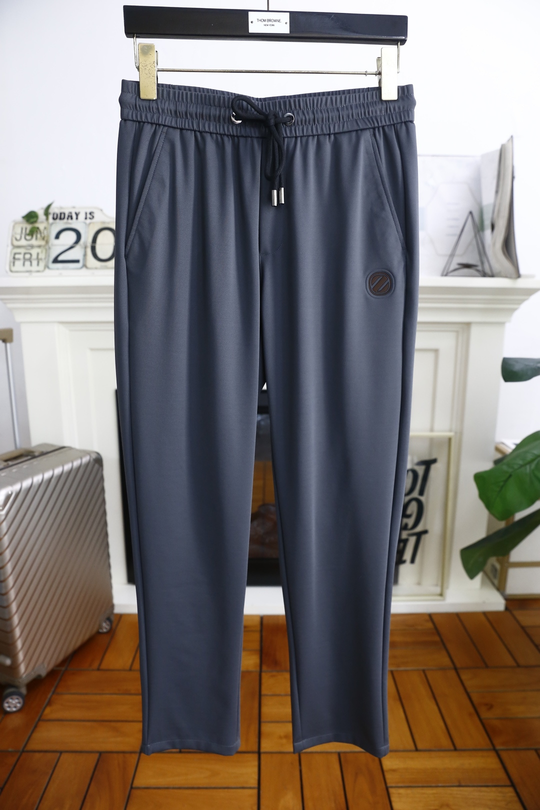 NO:433173,Jeni*/Ze*na. 25 new summer products!  Fashionable men's elastic waist casual pants!  It uses imported comfortable and breathable cotton fabric, luxury brand letter LOGO design, and the upper body is casual and comfortable!  Elastic waist casual and versatile style without restraint!  The same product for overseas European counters, the upper body is fashionable and sporty, very low-key and luxurious!  The stitching of the turner is delicate and strong!  Perfect three-dimensional tailoring, highly recommend buying the product!  Counter size 29-42, shipped the next day!  ,zegna,alexander wang19860909杰尼*/Ze*na. 25夏季新品！时尚男士松紧腰休闲裤！采用进口舒适透气棉面料,奢华品牌字母LOGO设计 上身随意舒服！松紧腰休闲百搭款无束缚感！海外欧洲专柜同品,上身时尚运动显时尚,很低调且不失奢华品味！车工缝线细致而强悍！完美立体剪裁,强烈推荐购入货色！专柜尺码29-42,隔天出货！,,zegna,alexander wang,Men's clothing