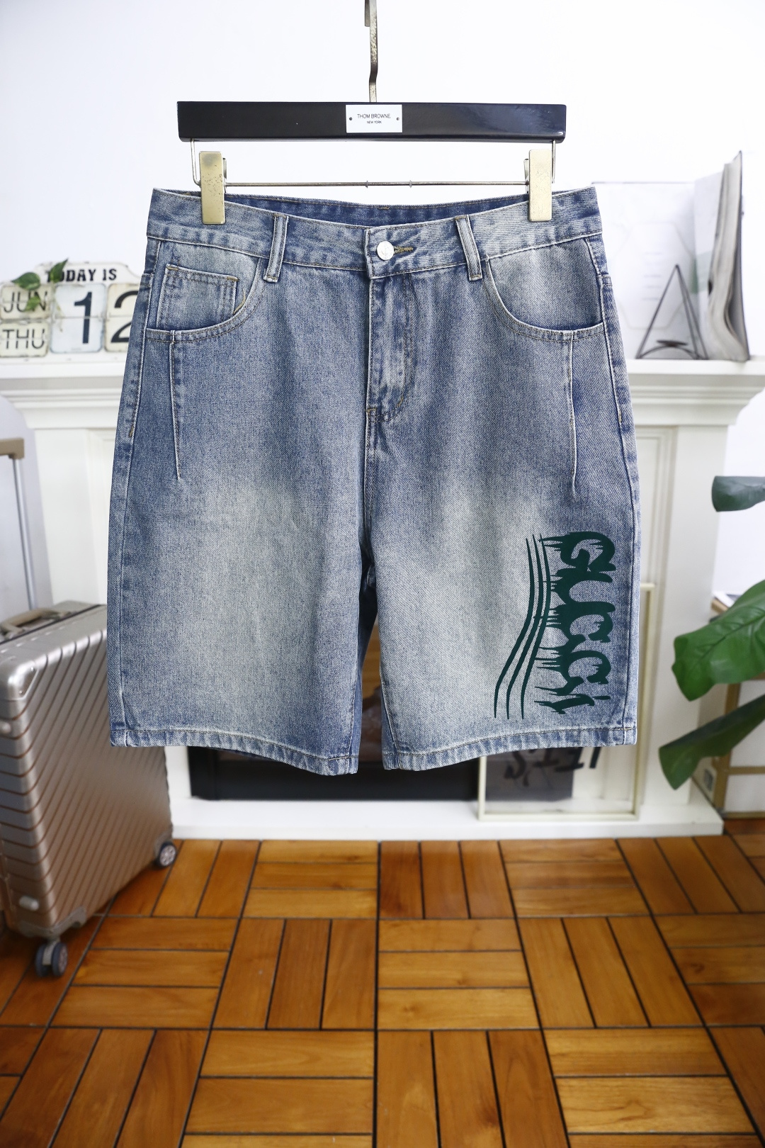 NO:433207,Gucci/Gu*ci. 2025ss summer new product!  Fashionable men's versatile denim shorts luxury brand classic letter LOGO design uses comfortable washing denim fabric high-end customization, soft touch, fashionable luxury goods, fashion brands, just to improve your quality of life, you can determine the personalized customization, the style is excellent, the details are impeccable!  The style is not picky and very high-end. It is a must-have for trendy men!  Counter size 29-38, shipped the next day!  ,gucci,shorts,alexander wang19860909古驰/Gu*ci. 2025ss夏季新品！时尚男士百搭牛仔短裤奢华品牌经典字母LOGO设计采用舒适洗水牛仔面料高端定制 手感柔软 时尚奢侈品 时尚大牌 只是为了提升你的生活品质 你来确定个性定制 版型超赞,细节做工无可挑剔！款式不挑人 特别高档 潮男必入手！专柜尺码29-38,隔天出货！,,gucci,shorts,alexander wang,Men's clothing