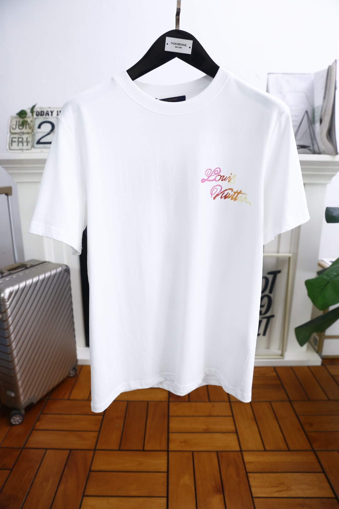 NO:433192,Louis Vuit*/Louis Vuit*on. New 2025 summer model!  Fashion original single men's round neck short sleeve luxury classic brand original LOGO design!  High-end customization, high-version, fashionable and versatile!  The European cotton fabric is made of comfortable and customized, and it feels super soft and delicate, and it is comfortable to wear. It is high-end boutique. The fine OEM factory makes it very good. It is a must-have item for men!  Size S-2XL, shipped the next day!  ,,louis vuitton,louis vuitton,T-shirt,alexander wang19860909路易威*/Louis Vuit*on. 2025夏季新款！时尚原单男士圆领短袖奢华经典品牌原版LOGO设计！高端定制 高版本 时尚百搭爆款！采用舒适定制欧洲棉面料手感超柔软细腻 穿着亲肤舒适 高端精品 代工厂精细做上身非常赞 男士必备单品！尺码S-2XL,隔天出货！,,louis vuitton,louis vuitton,T-shirt,alexander wang,Men's clothing