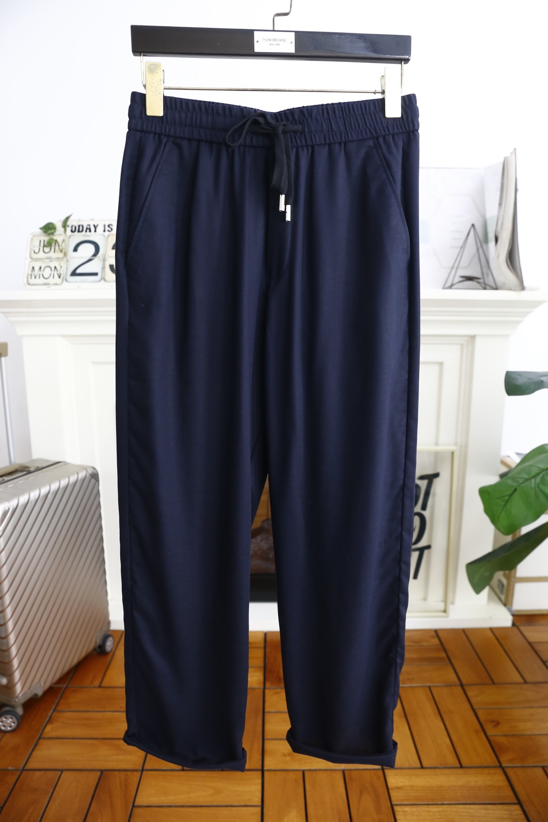 NO:433215,Mon*ler. 25 new summer products!  Fashionable men's elastic waist casual pants!  It uses imported comfortable and breathable cotton fabric, luxurious and classic brand LOGO design, and the upper body is casual and comfortable!  Elastic waist casual and versatile style without restraint!  The same product for overseas European counters, the upper body is fashionable and sporty, very low-key and luxurious!  The stitching of the turner is delicate and strong!  Perfect three-dimensional tailoring, highly recommend buying the product!  Counter size 29-42, shipped the next day!  ,Moncler,alexander wang19860909蒙口/Mon*ler. 25夏季新品！时尚男士松紧腰休闲裤！采用进口舒适透气棉面料,奢华经典品牌LOGO设计 上身随意舒服！松紧腰休闲百搭款无束缚感！海外欧洲专柜同品,上身时尚运动显时尚,很低调且不失奢华品味！车工缝线细致而强悍！完美立体剪裁,强烈推荐购入货色！专柜尺码29-42,隔天出货！,,Moncler,alexander wang,Men's clothing