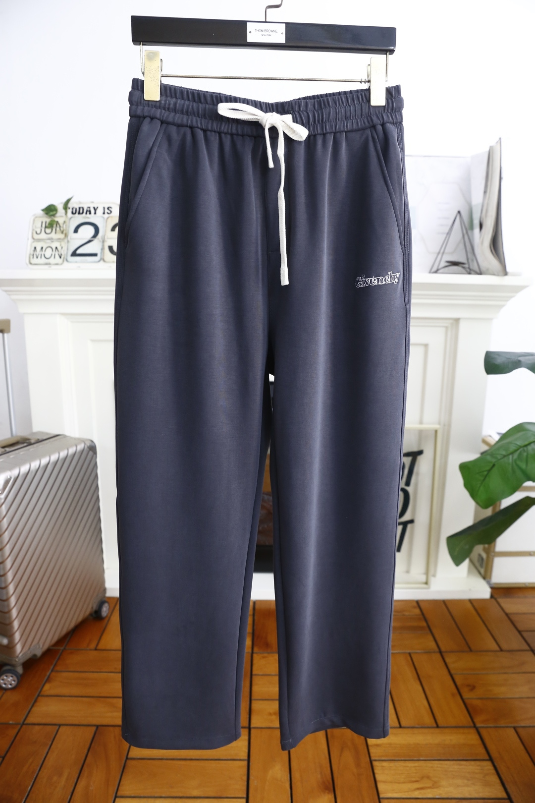 NO:433220,Given*hy. 2025 summer new men's thin casual pants!  It uses imported comfortable and breathable cotton fabric, luxury brand letter LOGO design, and the upper body is casual and comfortable!  Elastic waist casual and versatile style without restraint!  The same product for overseas European counters, the upper body is fashionable and sporty, very low-key and luxurious!  The stitching of the turner is delicate and strong!  Perfect three-dimensional tailoring, highly recommend buying the product!  Counter size 29-42, shipped the next day!  , given , given , given , given , given , alexander wang19860909纪梵希/Given*hy. 2025夏季新款男士薄款休闲裤！采用进口舒适透气棉面料,奢华品牌字母LOGO设计 上身随意舒服！松紧腰休闲百搭款无束缚感！海外欧洲专柜同品,上身时尚运动显时尚,很低调且不失奢华品味！车工缝线细致而强悍！完美立体剪裁,强烈推荐购入货色！专柜尺码29-42,隔天出货！,,givenchy,givenchy,alexander wang,Men's clothing