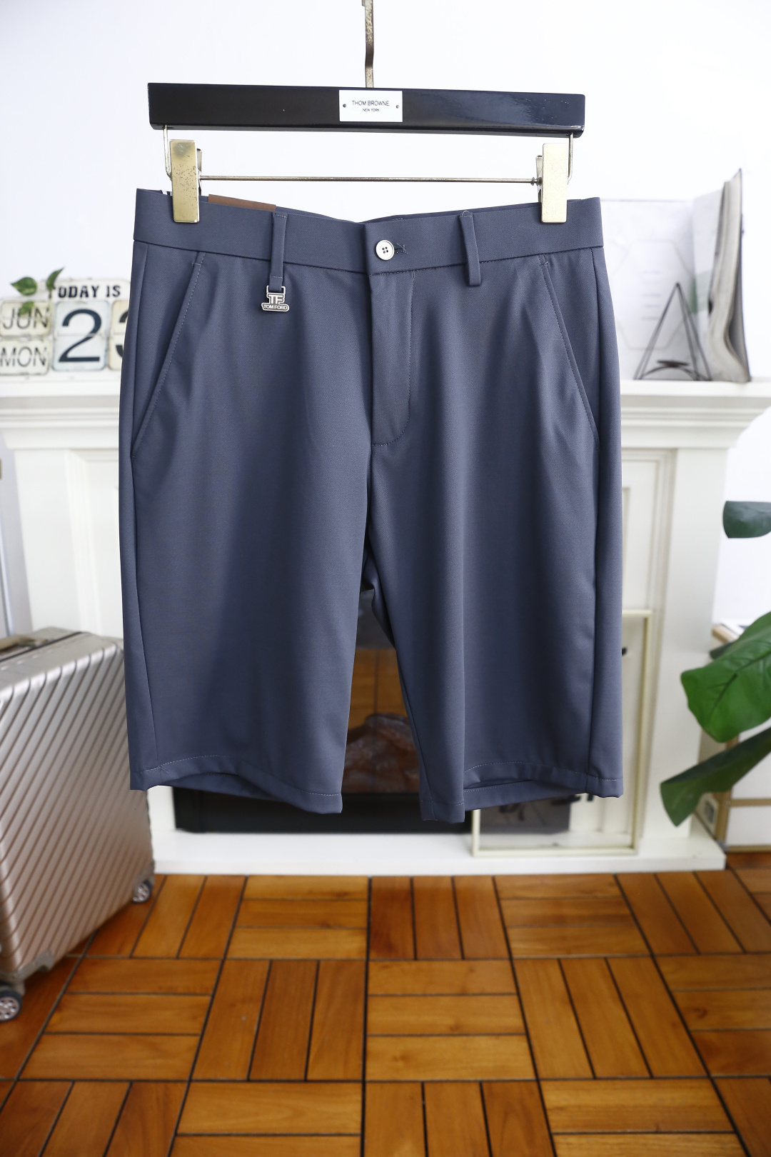 NO:433202,TF. 2025 summer new product for men's fashionable casual shorts!  The overall simple design, classic and versatile style, without too much decoration, the main fabric and style!  Luxury brand letter LOGO is the highlight of details. The fabric is made of top-quality comfortable and breathable fabric, with moderate thickness, skin-friendly upper body, breathable, and has a good sense of crispness. Orders of the full quality!  Counter size 29-42, shipped the next day!  ,,tom ford,shorts,alexander wang19860909TF. 2025夏季新品男士时尚休闲短裤！整体简约的设计,经典百搭的款式 没有过多的装饰 主打面料与版型！奢华品牌字母LOGO作为细节亮点 面料采用顶级舒适透气面料,厚度适中,上身亲肤 透气,能有很好的挺括感 全品相的订单！专柜尺码29-42,隔天出货！,,tom ford,shorts,alexander wang,Men's clothing