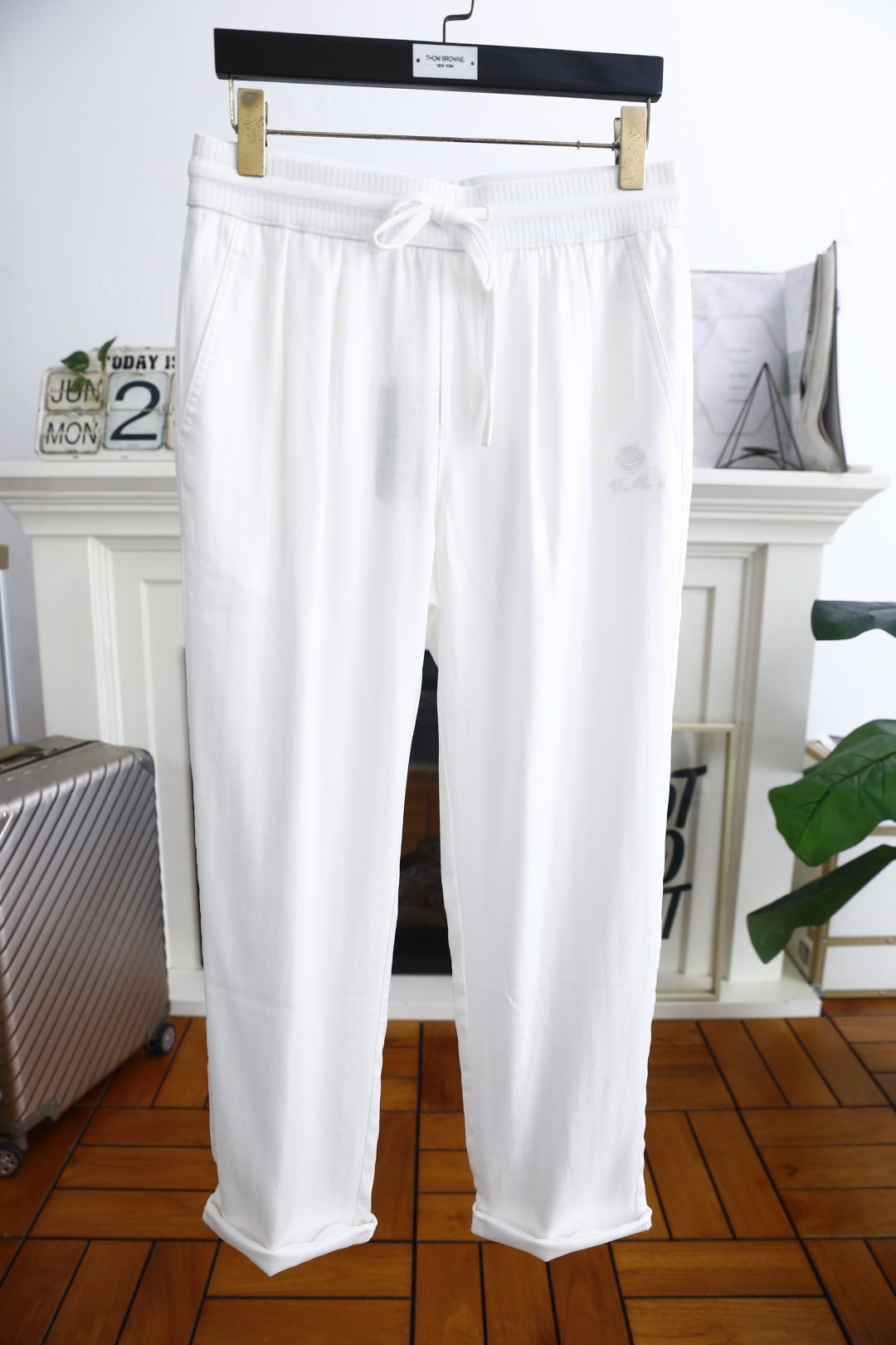 NO:433240,LP. 25 new summer products!  Fashionable men's elastic waist thin casual pants!  It uses imported comfortable and breathable fabrics, with a luxurious brand letter LOGO design, and the upper body is casual and comfortable!  Elastic waist casual and versatile style without restraint!  The same product for overseas European counters, the upper body is fashionable and sporty, very low-key and luxurious!  The stitching of the turner is delicate and strong!  Perfect three-dimensional tailoring, highly recommend buying the product!  Counter size 48-56, shipped the next day!  loro piana alexander wang19860909LP. 25夏季新品！时尚男士松紧腰薄款休闲裤！采用进口舒适透气面料,奢华品牌字母LOGO设计 上身随意舒服！松紧腰休闲百搭款无束缚感！海外欧洲专柜同品,上身时尚运动显时尚,很低调且不失奢华品味！车工缝线细致而强悍！完美立体剪裁,强烈推荐购入货色！专柜尺码48-56,隔天出货！,,loro piana,alexander wang,Men's clothing