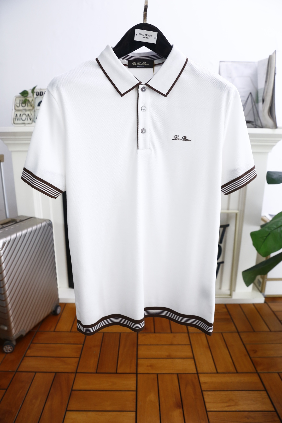 NO:477393,LP. 2025 summer new product classic fashion lapel polo short-sleeved fashion item design, more fashionable and comfortable, high-standard customization, very stylish upper body, luxury brand classic letter LOGO pattern customer-supplied auxiliary materials, customer-supplied imported high-end comfortable breathable fabric with very delicate texture, exquisite and exquisite detailing and exquisite auxiliary materials are all supplied by foreign customers. It is a very shaping item, which can be matched with any fashion, and the style is super good. A must-have item for trendy men. Counter size: M-3XL, shipped the next day!  ,loro piana,T-shirt,alexander wang19860909LP. 2025夏季新品经典时尚翻领polo短袖时尚单品设计,更加时尚舒适,高标准定制,上身非常有型,奢华品牌经典字母LOGO 图案 客供辅料,客供进口高档舒适透气面料质感非常细腻,细节工艺精湛考究,辅料皆为外商客供,塑造性极高的一款单品,任何时装都可以搭配,版型超级好 潮男必备单品 专柜尺码:M-3XL,隔天出货！,,loro piana,T-shirt,alexander wang,Men's clothing