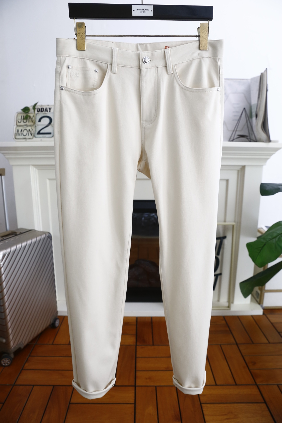 NO:433230,LP. 2025 summer fashion new product men's casual trousers!  Use comfortable and breathable fabric, luxurious and classic brand original LOGO design, the upper body is casual and comfortable!  No sense of restraint!  The same product for overseas European counters, the upper body is fashionable and sporty, very low-key and luxurious!  The stitching of the turner is delicate and strong!  Perfect three-dimensional tailoring, highly recommend buying the product!  Counter size: 30-38, no 35/37!  Shipping the next day!  loro piana alexander wang19860909LP. 2025夏季时尚新品男士休闲西裤！采用舒适透气面料,奢华经典品牌原版LOGO设计 上身随意舒服！无束缚感！海外欧洲专柜同品,上身时尚运动显时尚,很低调且不失奢华品味！车工缝线细致而强悍！完美立体剪裁,强烈推荐购入货色！专柜尺码:30-38,无35/37！隔天出货！,,loro piana,alexander wang,Men's clothing