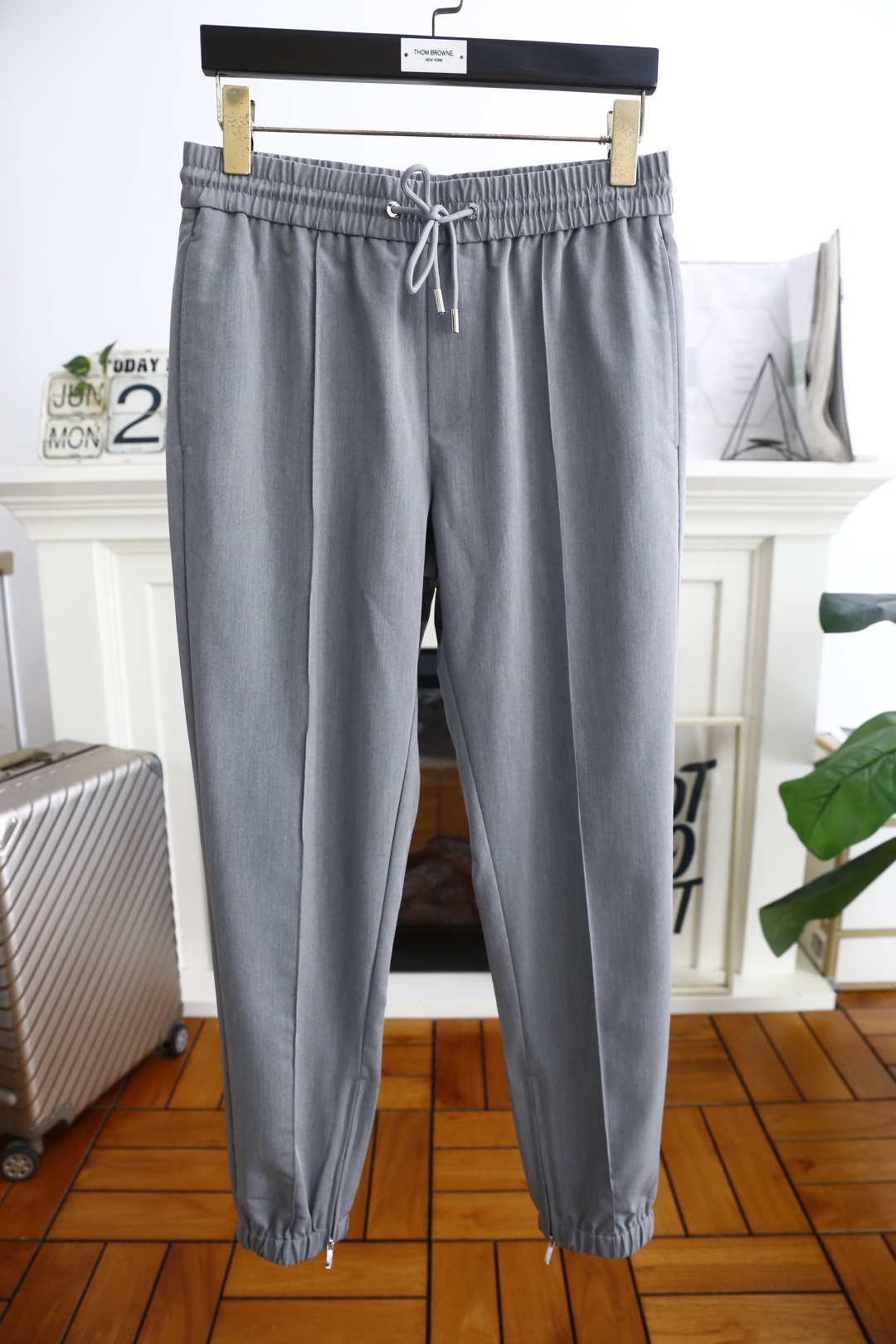 NO:433235,Dior/Christian D*or. 25 new summer fashion men's casual pants!  It uses imported comfortable and breathable fabrics, with classic elements of luxury brand design, and the upper body is casual and comfortable!  Elastic waist and close the casual combination without restraint!  The same product for overseas European counters, the upper body is fashionable and sporty, very low-key and luxurious!  The stitching of the turner is delicate and strong!  Perfect three-dimensional tailoring, highly recommend buying the product!  Counter size S-2XL, shipped the next day!  ,dior,alexander wang19860909迪奥/Christian D*or. 25夏季新品时尚男士休闲裤！采用进口舒适透气面料,奢华品牌经典元素设计 上身随意舒服！松紧腰收口休闲搭配无束缚感！海外欧洲专柜同品,上身时尚运动显时尚,很低调且不失奢华品味！车工缝线细致而强悍！完美立体剪裁,强烈推荐购入货色！专柜尺码S-2XL,隔天出货！,,dior,alexander wang,Men's clothing