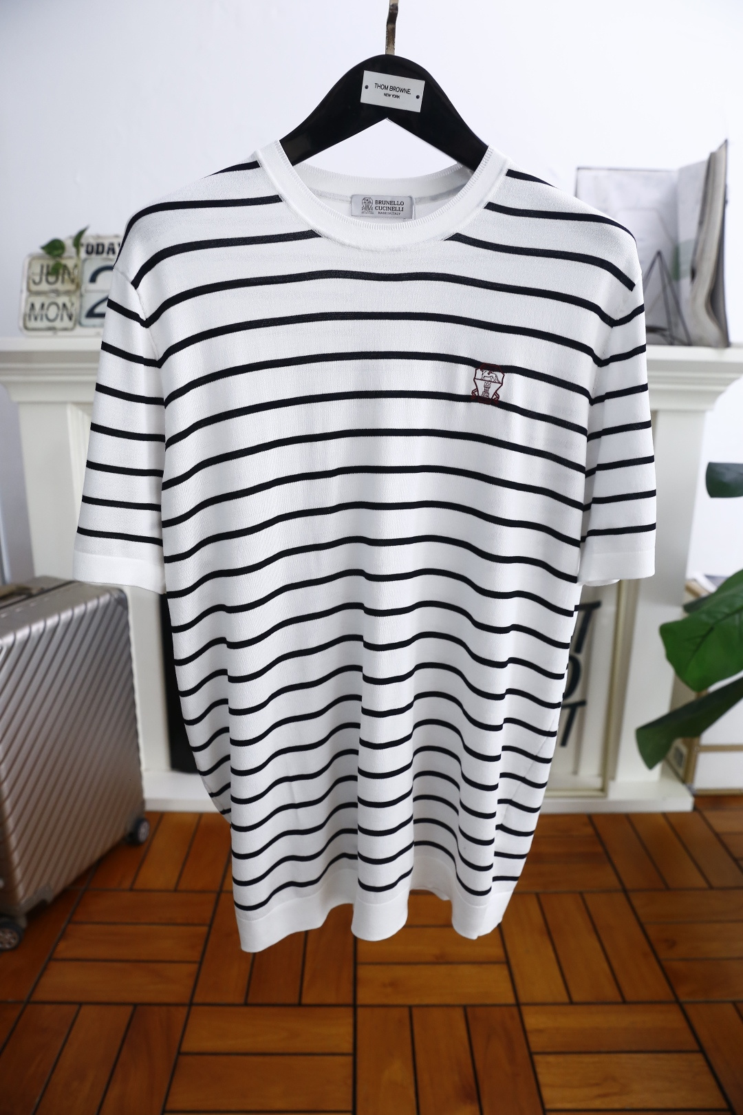 NO:433212,Brunello Cucinelli. 2025 summer new product for men's striped short-sleeved fashion classic pullover design!  High-end custom versatile styles that anyone can easily control. Use high-end, comfortable and breathable fabrics!  Luxury classic brand LOGO design, very high-end and people who understand goods must enter!  The style and tailoring are slim styles, which are very exquisite, showing aura and highlighting the exquisiteness of business men. This is the unique feature, the right slim fit, and the upper body effect is very good!  Counter size M-3XL, shipped the next day!  brunello cucinelli,T-shirt,alexander wang19860909Brunello Cucinelli. 2025夏季新品男士条纹短袖时尚经典套头设计！高级定制百搭款式 任何人都可以轻松驾驭 采用高档舒适透气面料！奢华经典品牌LOGO设计,非常显档次懂货的必须入！版型剪裁属于修身款 非常精致,显气场,又会凸显商务男士的精致,这就是独到之处,恰到好处的修身,上身效果非常赞！专柜尺码M-3XL,隔天出货！,,brunello cucinelli,T-shirt,alexander wang,Men's clothing