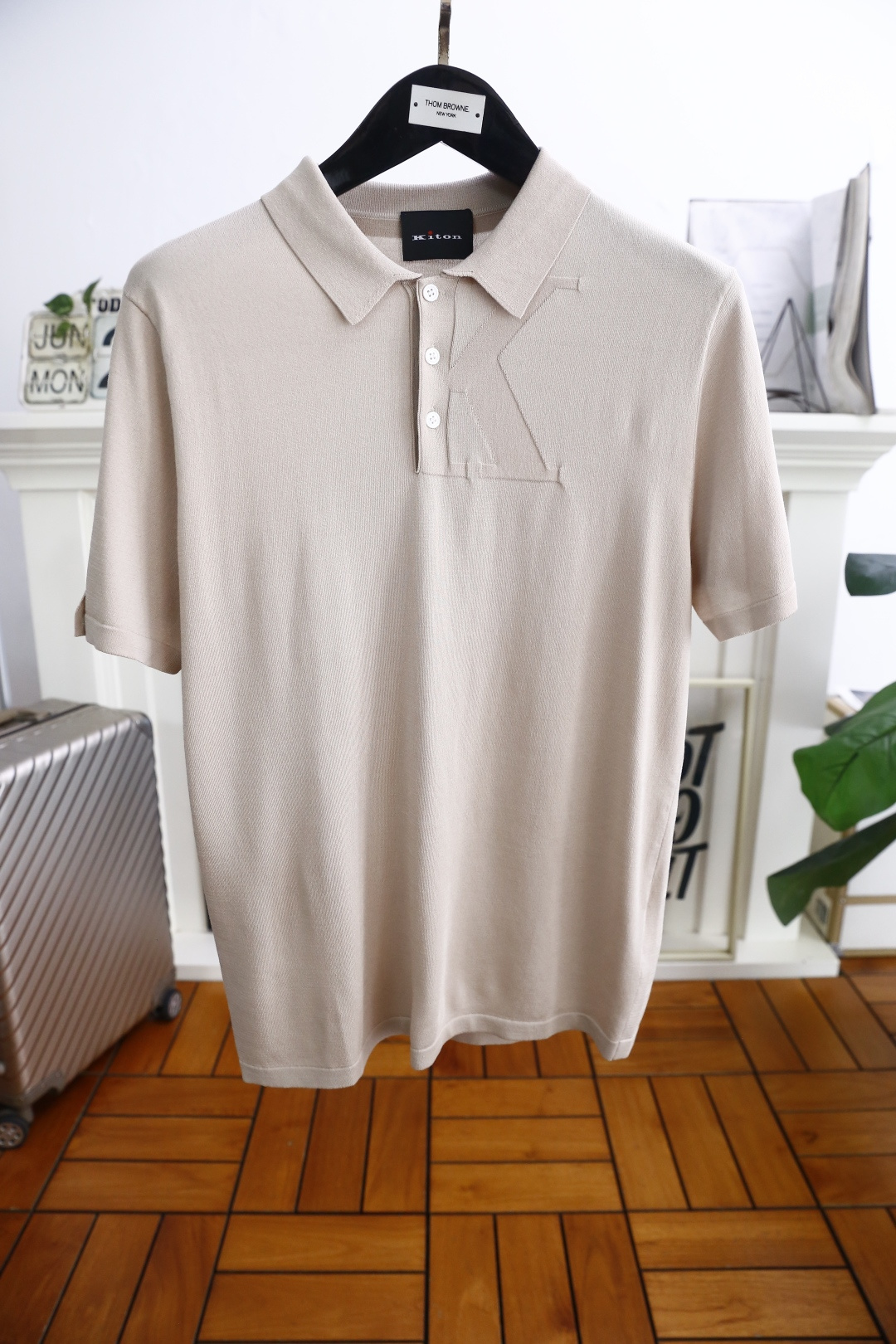 NO:477405,Kiton. The official website of the 25 summer new product counter will be released simultaneously!  Fashionable men's lapel POLO luxury classic three-button exquisite matching!  All auxiliary materials are customized for the original product, and the trading company's authentic product orders are made of comfortable mulberry silk blend fabric, which is comfortable and breathable, soft in the hand, and comfortable to wear. It is not easy to irritate the skin. The fabric is hygroscopic and breathable!  Complete three standards!  Counter size 48-56, shipped the next day!  ,alexander wang19860909Kiton. 25夏季新品专柜官网同步发售！时尚男士翻领POLO奢华经典三扣精致搭配！辅料全部原版定制出品,贸易公司真品订单.采用舒适桑蚕丝混纺面料,舒适透气,手感柔软,穿着舒适 完全不易有刺激皮肤 面料吸湿性、透气性良好！三标齐全！专柜尺码48-56,隔天出货！,,alexander wang,Men's clothing