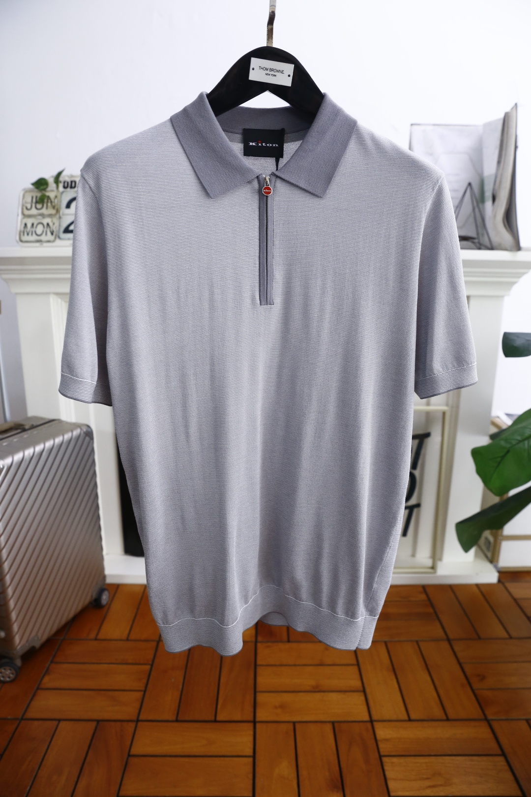 NO:474650,Kiton. The official website of the 25 summer new product counter will be released simultaneously! Fashionable men's lapel sweater! The original hardware zipper of the luxury classic brand is matched with exquisite LOGO design accessories. All original customized products are produced by trading company genuine products. High-end custom imported fabrics are extracted from natural plant fibers. They are thinner than ordinary cotton fabrics. They feel soft and comfortable to wear. They are not easy to irritate the skin. The fabric absorbs moisture and breathable! Complete three standards! Counter size 48-56, shipped the next day! ,alexander wang19860909kiton. 25夏季新品专柜官网同步发售！时尚男士翻领针织衫！奢华经典品牌原版五金拉链配搭精致LOGO设计辅料全部原版定制出品,贸易公司真品订单.高级定制进口面料,以天然植物纖維提炼出来,比一般棉织物轻薄 手感柔软,穿着舒适 完全不易有刺激皮肤 面料吸湿性、透气性良好！三标齐全！专柜尺码48-56,隔天出货！,,alexander wang,Men's clothing