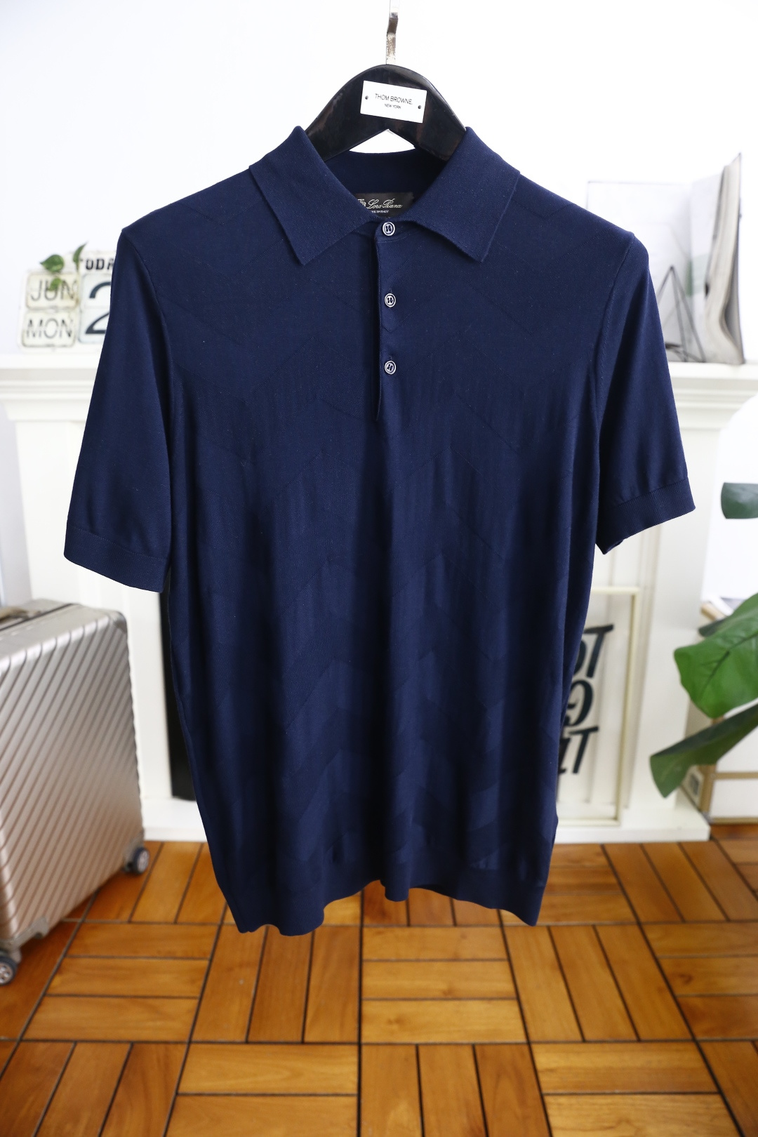 NO:477398,LP. The official website of the 25 summer new product counter will be released simultaneously!  Fashionable men's lapel POLO luxury classic three-button exquisite matching!  All auxiliary materials are customized for the original product, and the trading company's authentic product orders are made of comfortable mulberry silk blend fabric, which is comfortable and breathable, soft in the hand, and comfortable to wear. It is not easy to irritate the skin. The fabric is hygroscopic and breathable!  Complete three standards!  Counter size 48-56, shipped the next day!  loro piana alexander wang19860909LP. 25夏季新品专柜官网同步发售！时尚男士翻领POLO奢华经典三扣精致搭配！辅料全部原版定制出品,贸易公司真品订单.采用舒适桑蚕丝混纺面料,舒适透气,手感柔软,穿着舒适 完全不易有刺激皮肤 面料吸湿性、透气性良好！三标齐全！专柜尺码48-56,隔天出货！,,loro piana,alexander wang,Men's clothing