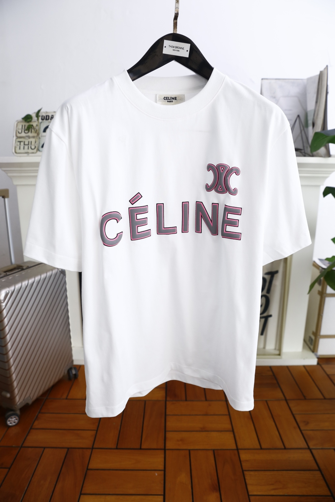 NO:474700,Serene. The 2025 summer new product of men's round neck short sleeves, luxury brand letters LOGO logo on the chest, you can appreciate the youthfulness and fashion sense brought by this design!  The overall fashion is fashionable and trendy, the fabric is made of comfortable European cotton fabric, soft, skin-friendly and breathable, and has a very crisp and drooping feeling. The upper body is fashionable and fashionable, and it is a must-have item in summer!  Counter size M-3XL, shipped the next day!  ,T-shirt,alexander wang19860909瑟琳. 2025夏季新品男士圆领短袖胸前奢华品牌字母LOGO标识标注上身就能体会这款设计带来的年轻与时尚感！整体时尚而有潮流,面料采用舒适欧洲棉面料 柔软亲肤透气 ,又有很好的挺括 垂感 上身时尚潮流色系,夏季必备单品！专柜尺码M-3XL,隔天出货！,,T-shirt,alexander wang,Men's clothing