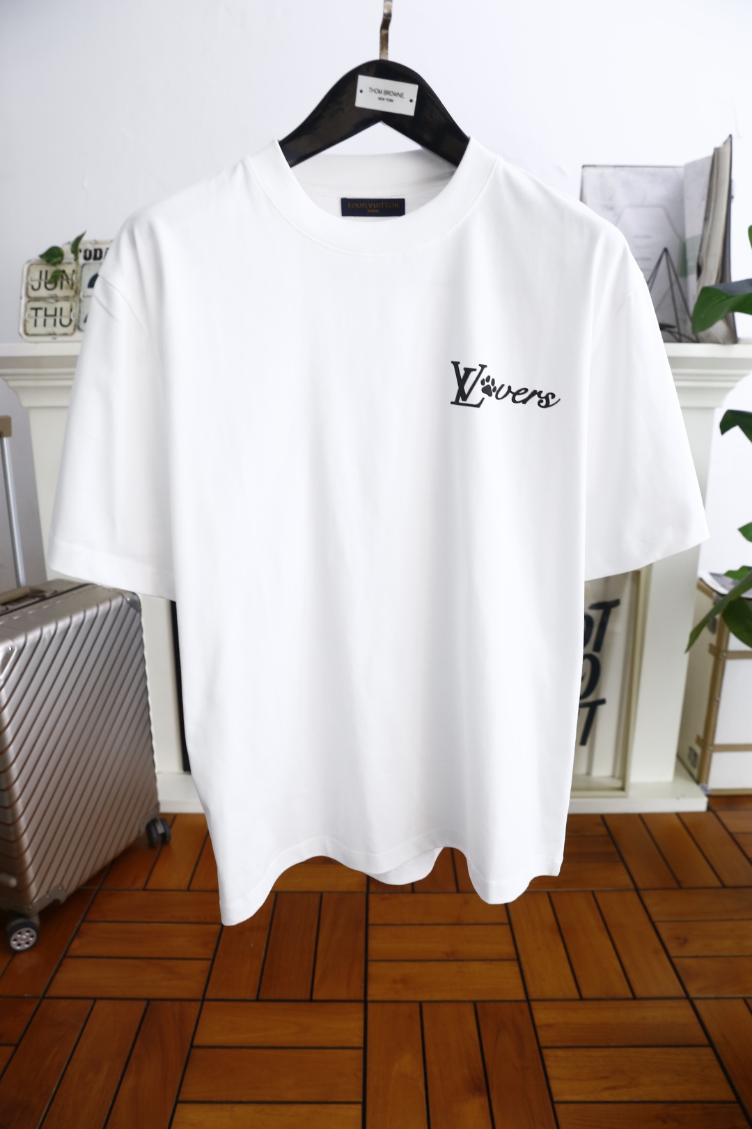 NO:474675,Louis Vuit*/Louis Vuit*on. New 2025 summer model!  Fashionable original single men's round neck short sleeve luxury classic brand letter LOGO design!  High-end customization, high-version, fashionable and versatile!  The European cotton fabric is made of comfortable and customized, and it feels super soft and delicate, and it is comfortable to wear. It is high-end boutique. The fine OEM factory makes it very good. It is a must-have item for men!  Size M-3XL, shipped the next day!  ,,louis vuitton,louis vuitton,T-shirt,alexander wang19860909路易威*/Louis Vuit*on. 2025夏季新款！时尚原单男士圆领短袖奢华经典品牌字母LOGO设计！高端定制 高版本 时尚百搭爆款！采用舒适定制欧洲棉面料手感超柔软细腻 穿着亲肤舒适 高端精品 代工厂精细做上身非常赞 男士必备单品！尺码M-3XL,隔天出货！,,louis vuitton,louis vuitton,T-shirt,alexander wang,Men's clothing