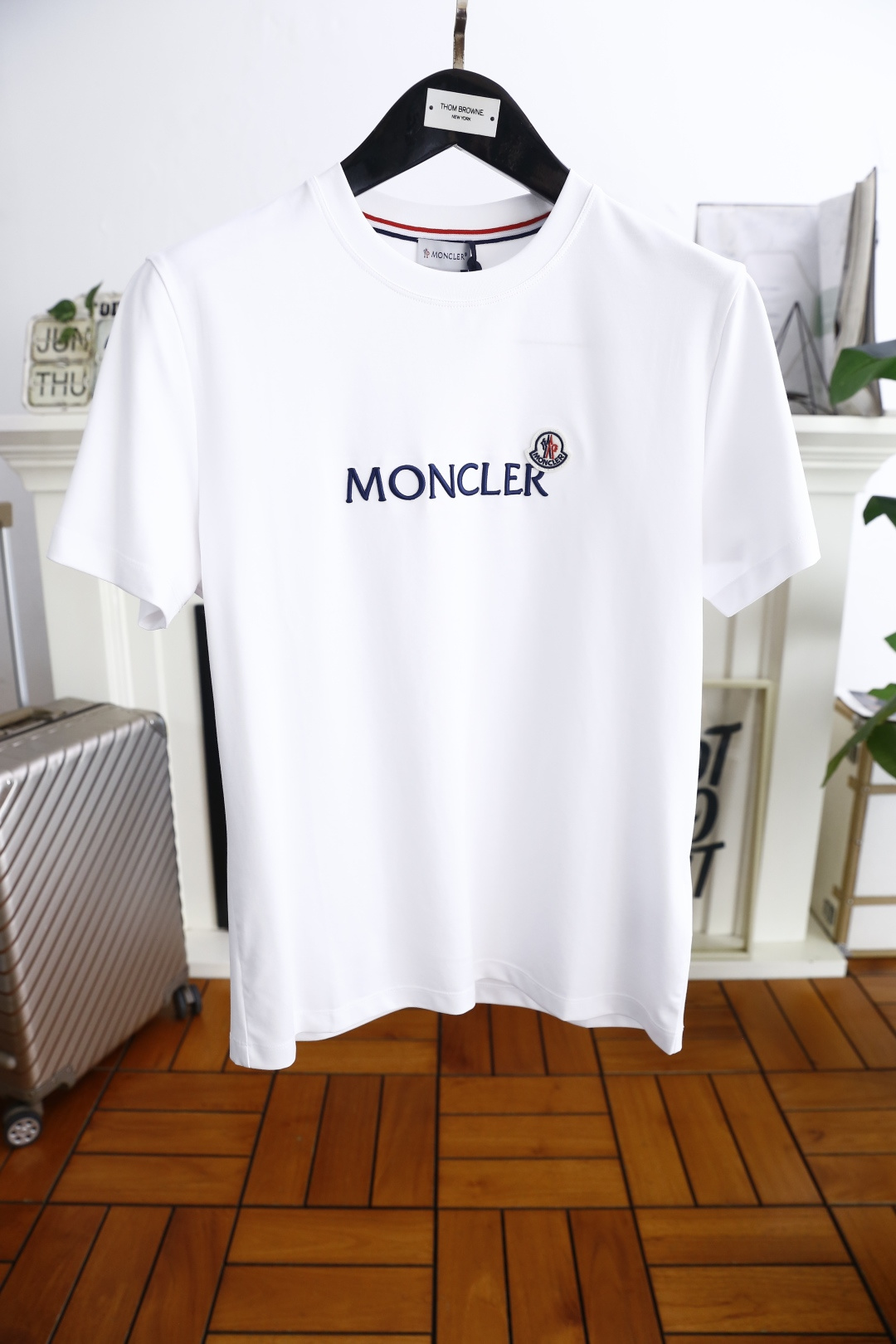 NO:474685,Mon*ler. 2025 summer new style original single men's casual short-sleeved T-shirt!  Luxurious classic brand original LOGO design!  High-end customization, high-version, fashionable and versatile!  It is made of comfortable mercerized cotton fabric and feels super soft and delicate, comfortable to wear, high-end boutique, fine OEM, very good for the body, a must-have item for men!  Size M-3XL, shipped the next day!  ,Moncler,T-shirt,tees,t-shirt,alexander wang19860909蒙口/Mon*ler. 2025夏季新款原单男士休闲短袖T恤！奢华经典品牌原版LOGO设计！高端定制 高版本 时尚百搭爆款！采用舒适丝光棉面料手感超柔软细腻 穿着亲肤舒适 高端精品 代工厂精细做上身非常赞 男士必备单品！尺码M-3XL,隔天出货！,,Moncler,T-shirt,tees，t-shirt,alexander wang,Men's clothing