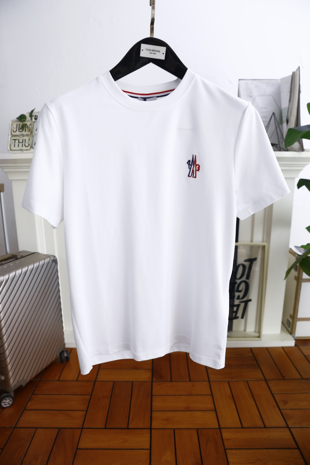 NO:474696,Mon*ler. 2025 summer new style original single men's casual short-sleeved T-shirt!  Luxurious classic brand original LOGO design!  High-end customization, high-version, fashionable and versatile!  It is made of comfortable mercerized cotton fabric and feels super soft and delicate, comfortable to wear, high-end boutique, fine OEM, very good for the body, a must-have item for men!  Size M-3XL, shipped the next day!  ,Moncler,T-shirt,tees,t-shirt,alexander wang19860909蒙口/Mon*ler. 2025夏季新款原单男士休闲短袖T恤！奢华经典品牌原版LOGO设计！高端定制 高版本 时尚百搭爆款！采用舒适丝光棉面料手感超柔软细腻 穿着亲肤舒适 高端精品 代工厂精细做上身非常赞 男士必备单品！尺码M-3XL,隔天出货！,,Moncler,T-shirt,tees，t-shirt,alexander wang,Men's clothing