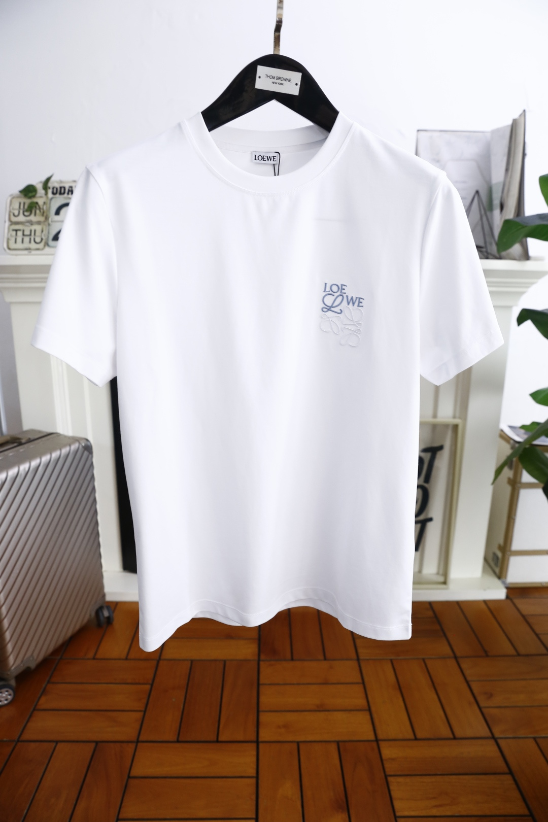 NO:474692,Luo Yiwei. New summer 2025!  Fashionable men's round neck short sleeves, luxurious classic brand letter LOGO design on the chest!  High-end customization, high-version, fashionable and versatile!  It uses comfortable and breathable fabric to feel super soft and delicate, comfortable to wear, high-end quality, fine OEM, exquisite workmanship, very good, men's essential items, complete three standards!  Size 48-56, shipped the next day!  ,loewe,T-shirt,alexander wang19860909罗意威. 2025夏季新款！时尚男士圆领短袖胸前奢华经典品牌字母LOGO设计！高端定制 高版本 时尚百搭爆款！采用舒适透气面料手感超柔软细腻 穿着亲肤舒适 高端精品 代工厂精细做上身非常赞 男士必备单品 三标齐全！尺码48-56,隔天出货！,,loewe,T-shirt,alexander wang,Men's clothing